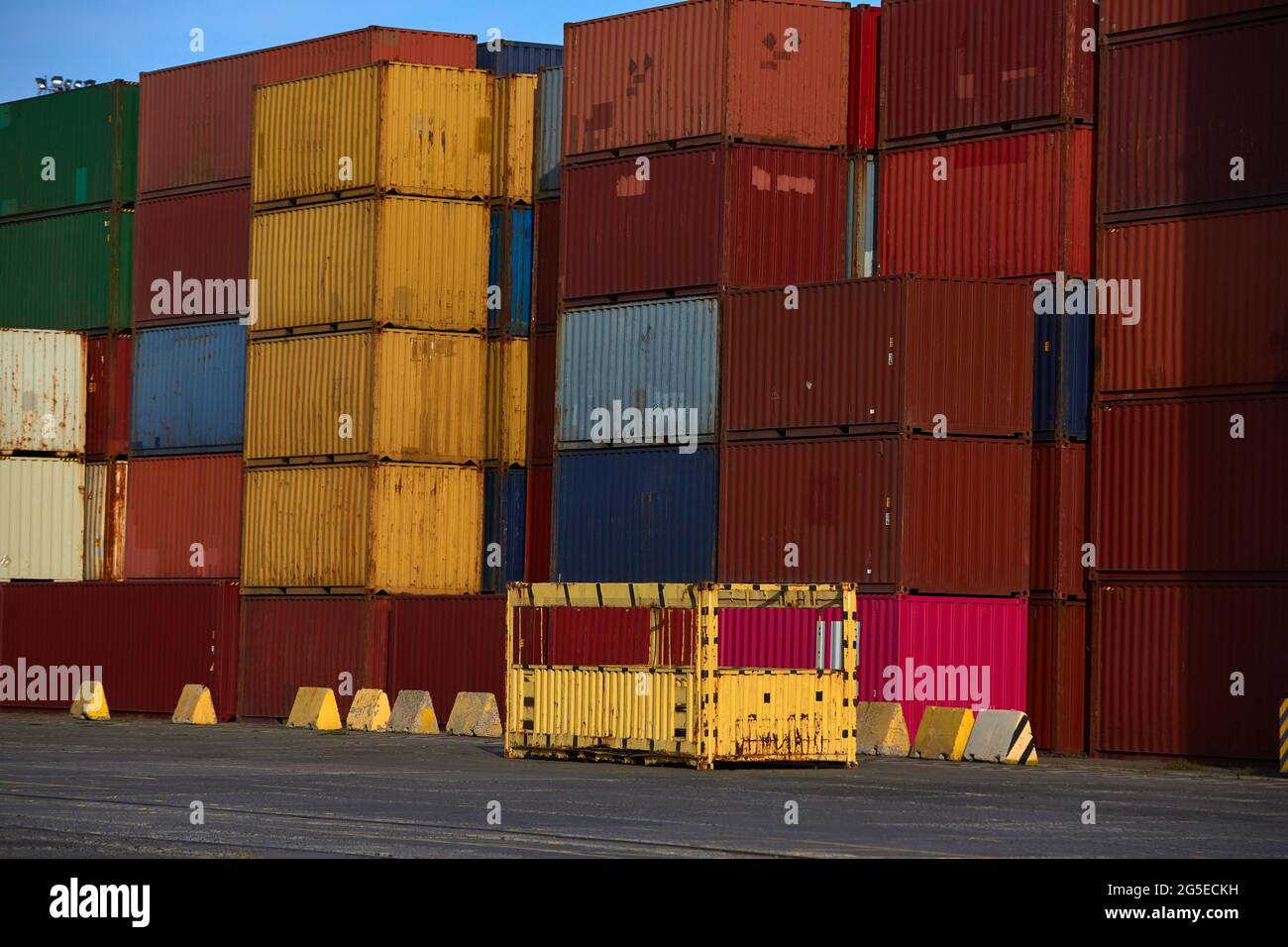 Industriehafen mit Containern. Containerstapel am Seehafen-Containerterminal Stockfoto