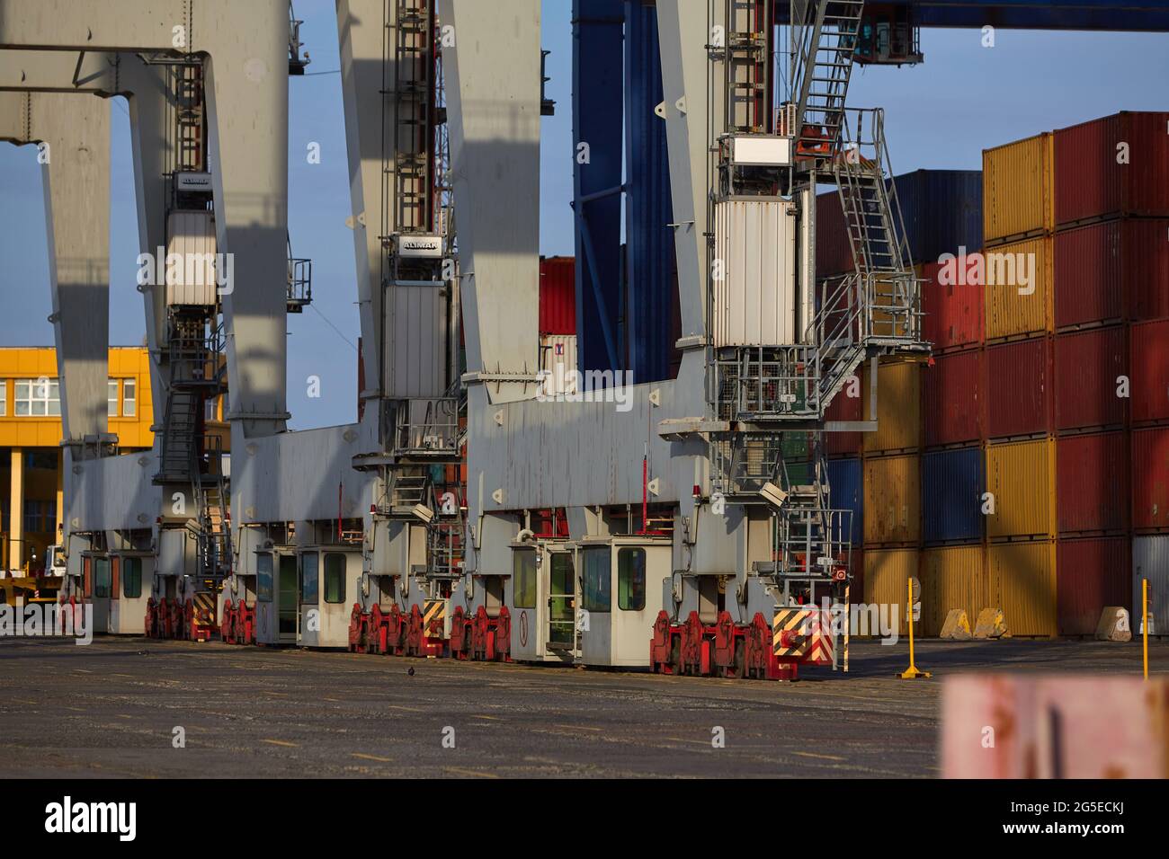 Industriehafen mit Containern. Containerstapel am Seehafen-Containerterminal Stockfoto