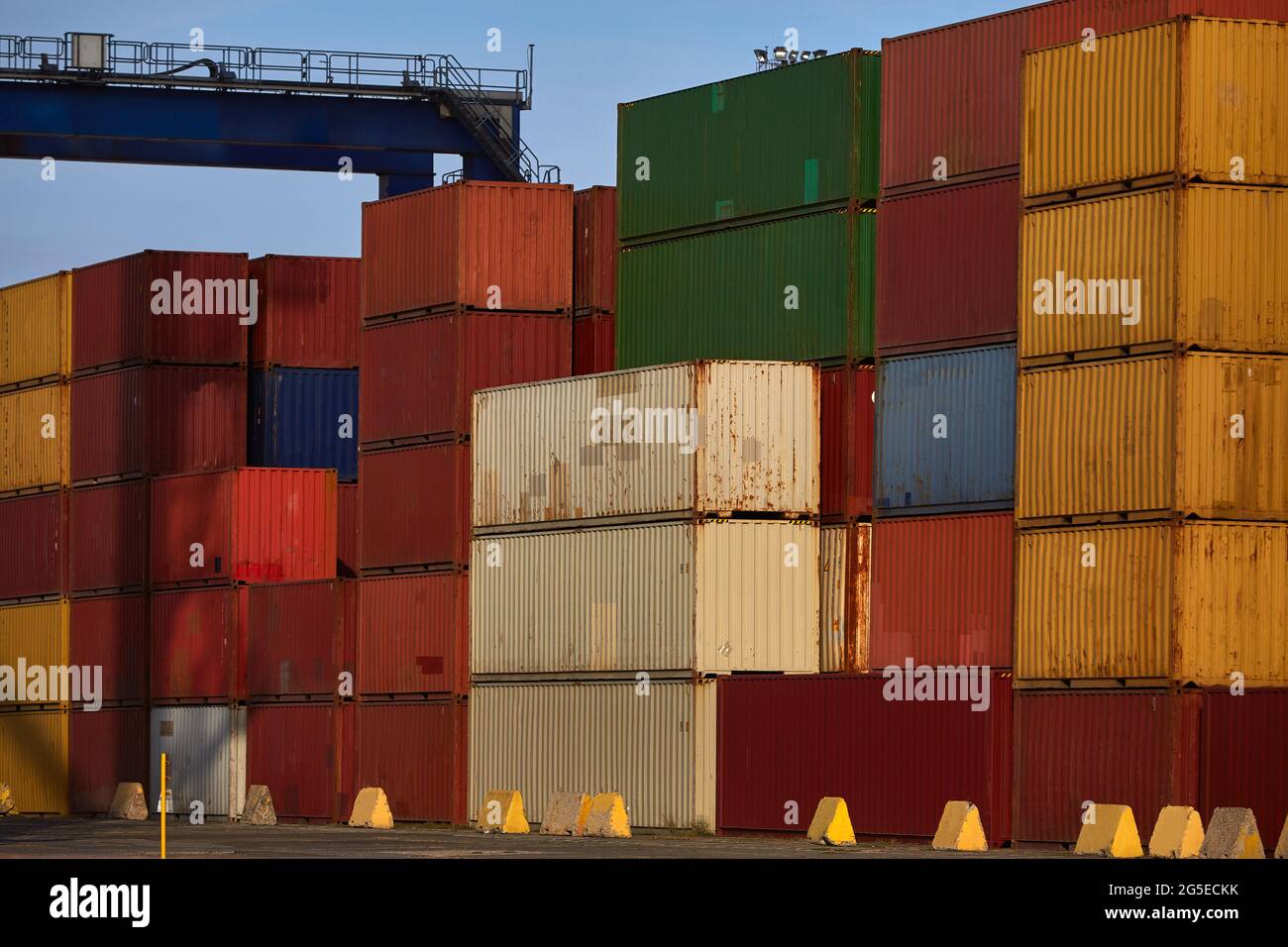 Industriehafen mit Containern. Containerstapel am Seehafen-Containerterminal Stockfoto