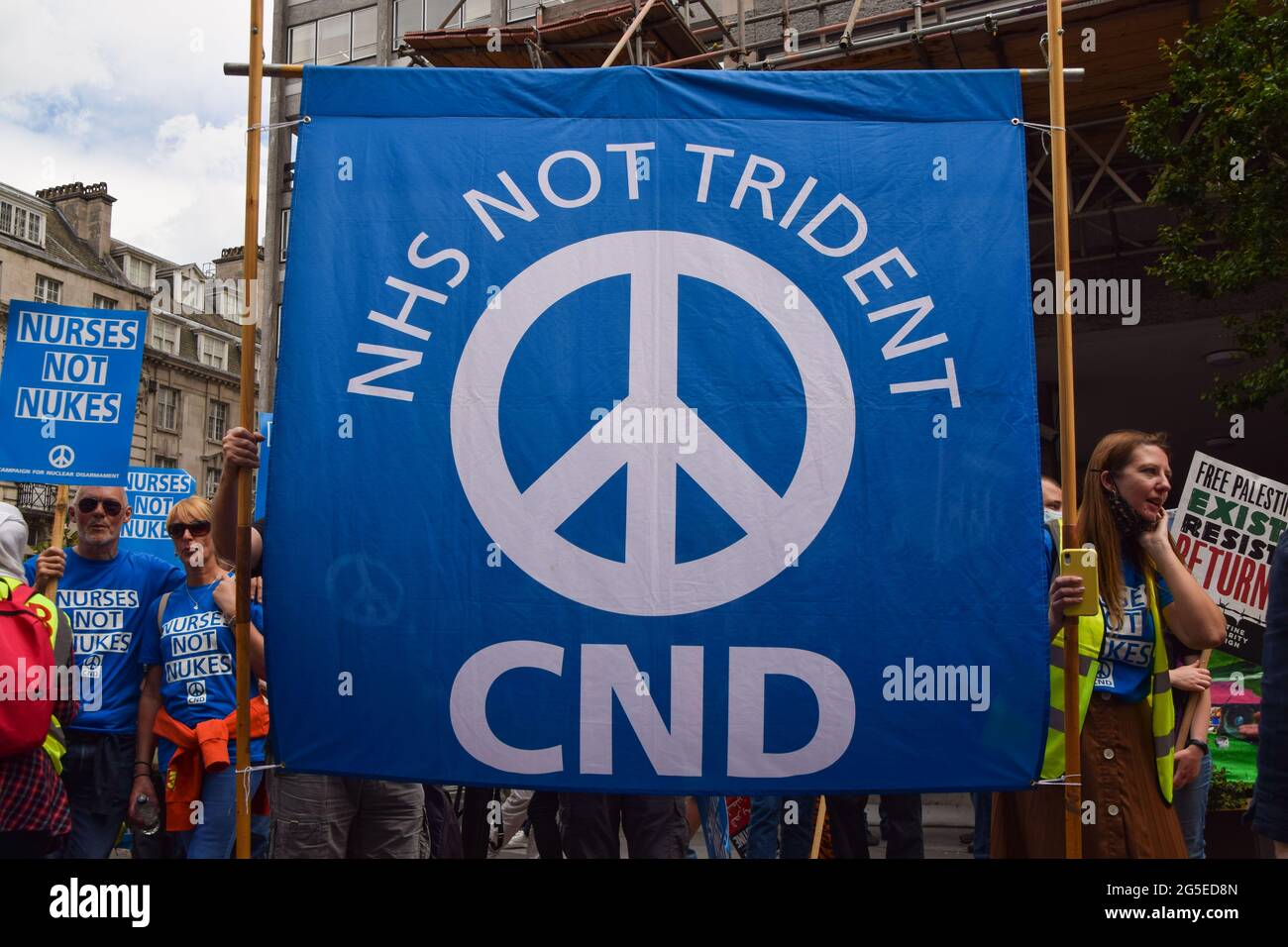 London, Großbritannien. Juni 2021. Die Demonstranten halten auf der Regent Street ein Transparent mit dem Titel „NHS Not Trident“. Mehrere Proteste fanden in der Hauptstadt statt, als pro-Palästina, Black Lives Matter, Kill the Bill, Extinction Rebellion, Anti-Tory-Demonstranten und verschiedene andere Gruppen marschierten durch Central London. (Quelle: Vuk Valcic / Alamy Live News) Stockfoto