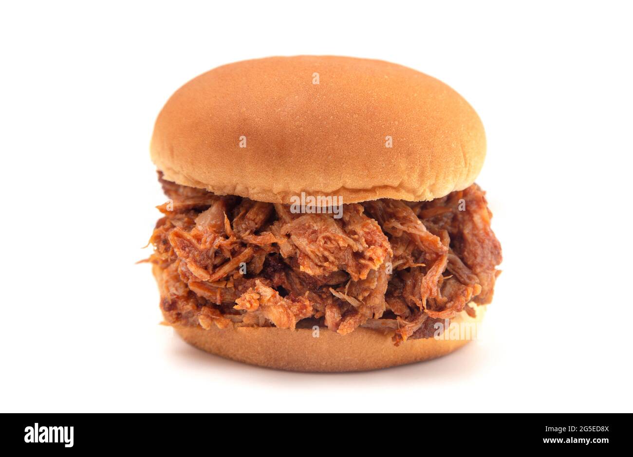 Pulled Pork Sandwich auf einem weißen Brötchen Stockfoto