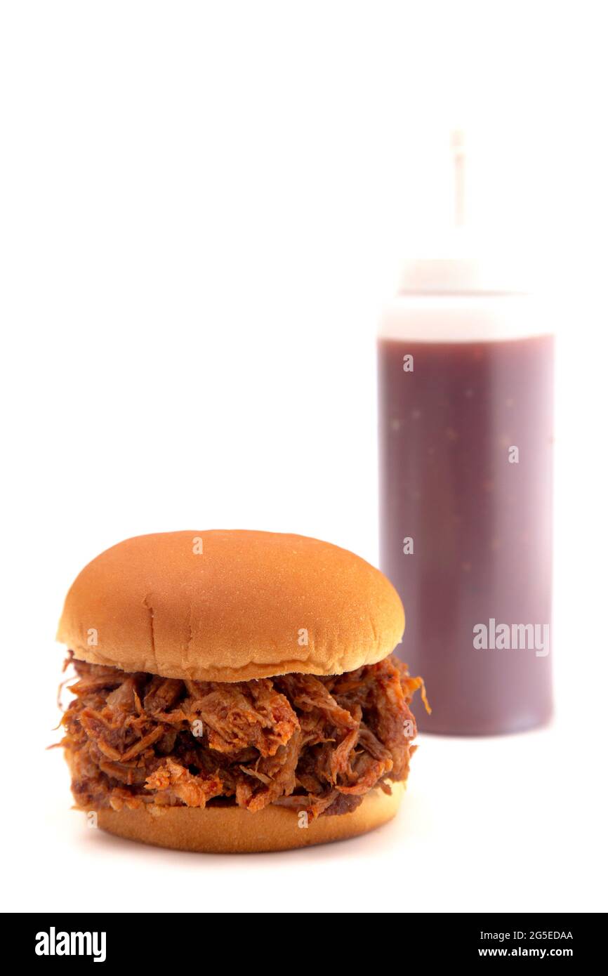 Pulled Pork Sandwich auf einem weißen Brötchen Stockfoto