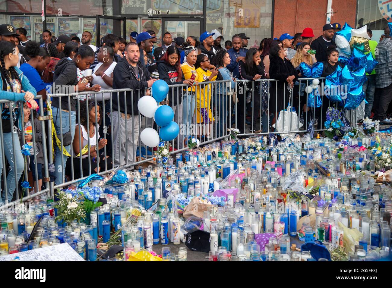 Los Angeles, CA, USA. April 2019. Nach dem Tod von Nippsey Husle im Marathon-Laden in Los Angeles, CA, werden Menschen trauern und Respekt zollen. Stockfoto