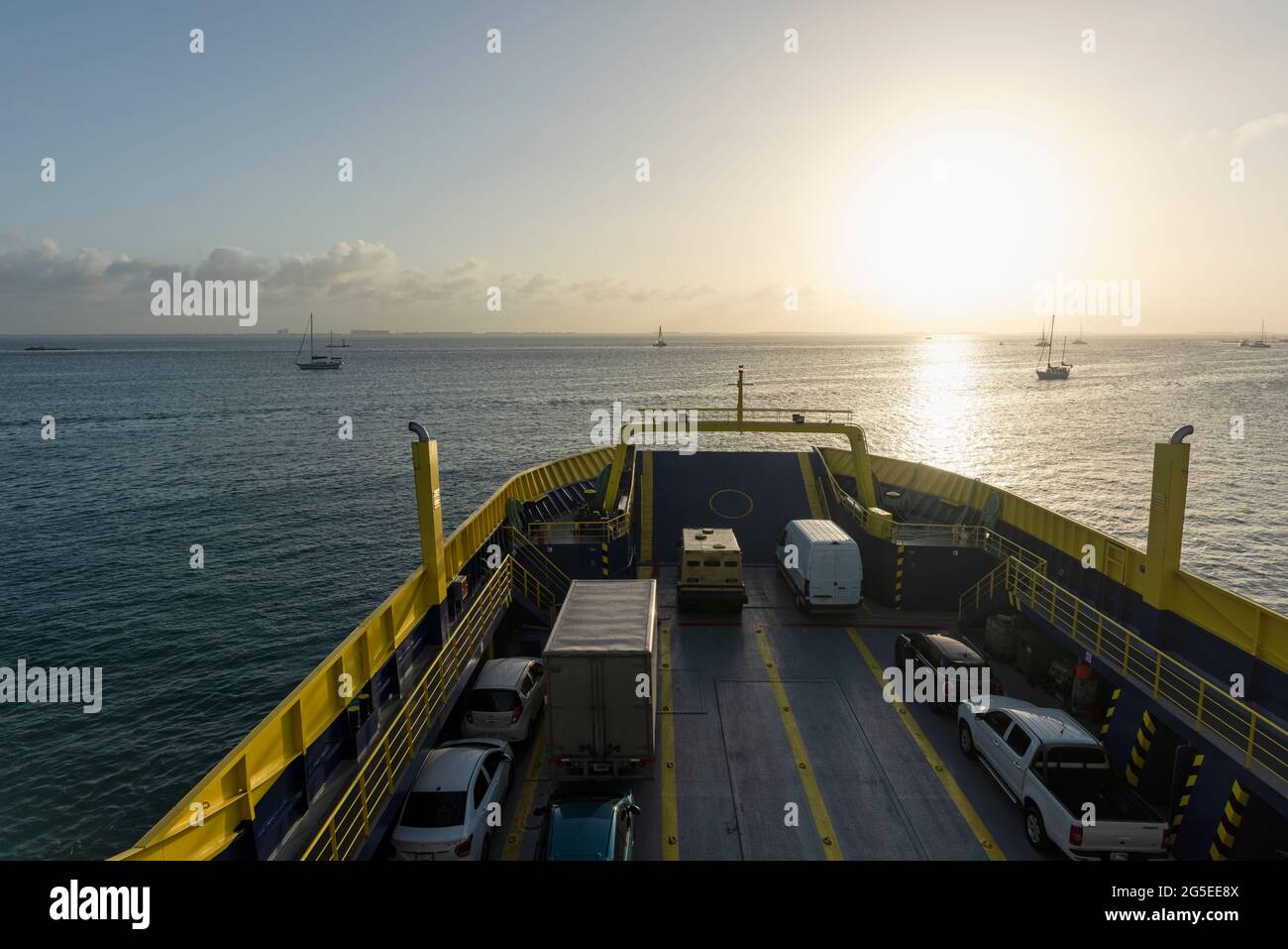 Offenes Deck einer Fähre mit mehreren Fahrzeugen an Bord, die in der Nähe der Küste von Cancun in Mexiko segeln Stockfoto