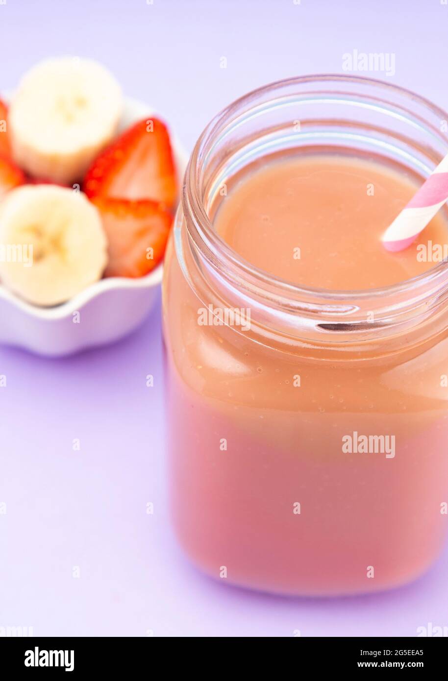 Erdbeer- und Bananenglättung in einem Glasglas Stockfoto