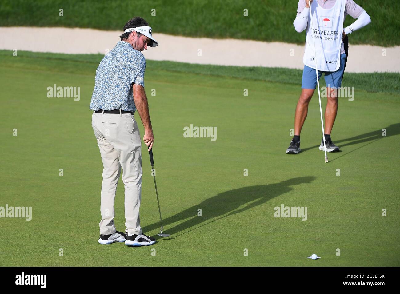 Cromwell, CT, USA. Juni 2021. Bubba Watson beobachtet seinen Ballrock am 18. Green vorbei während der dritten Runde des PGA Travelers Championship-Golfturniers im TPC River Highlands in Cromwell, CT. Eric Canha/Cal Sport Media/Alamy Live News Stockfoto