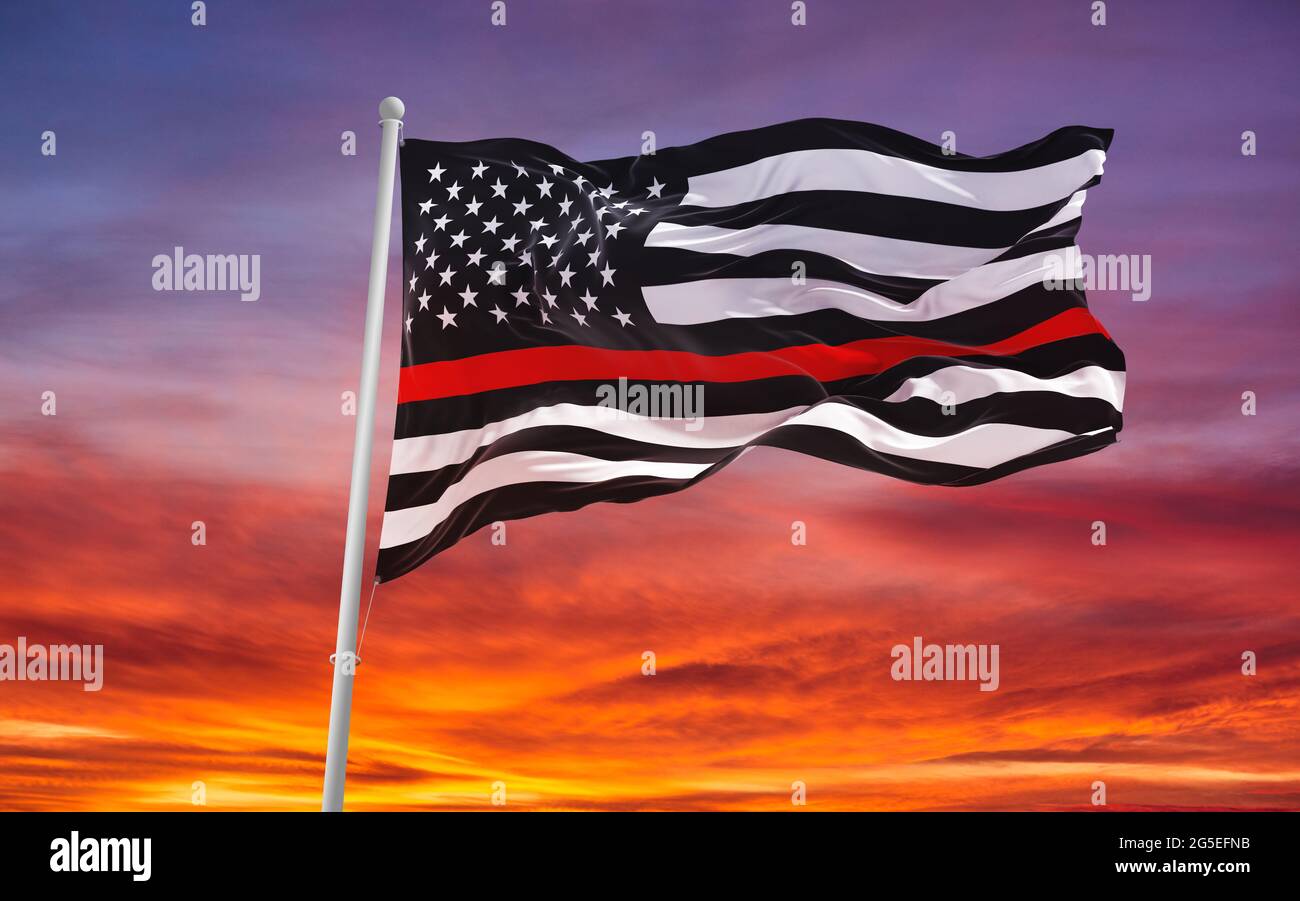 Dünne Rote Linie. Schwarze Flagge der USA mit Feuerwehrmann Red Line winkt im Wind auf Fahnenmast gegen den Himmel mit Wolken am sonnigen Tag. 3d-Illustrationen. Stockfoto