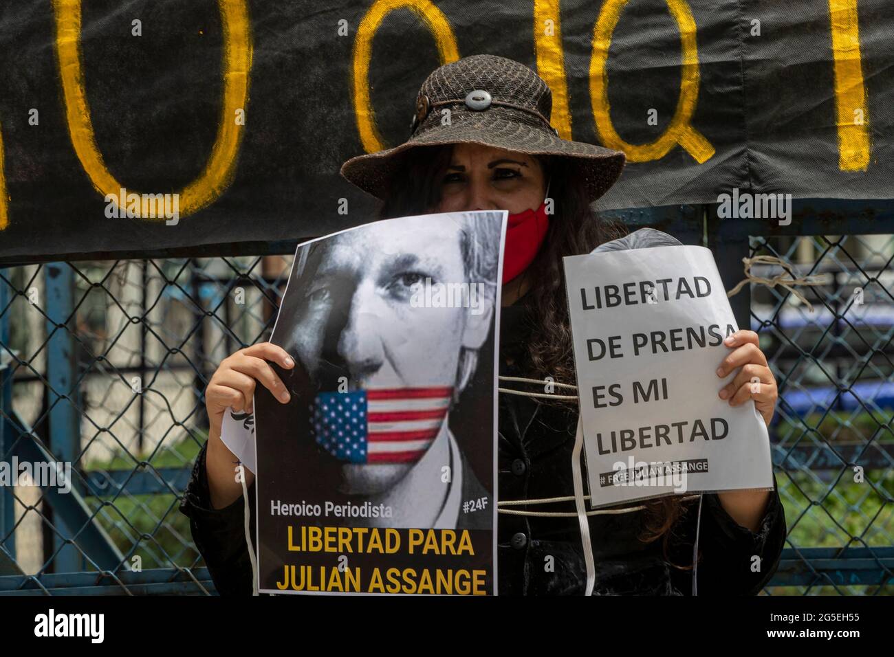 Mexiko-Stadt, Mexiko, 26. Juni 2021. Ein Demonstrator hält ein Plakat, während eines Protestes, um Freiheit für den australischen Journalisten und Aktivisten Julian Assange außerhalb der US-Botschaft in Mexiko zu fordern. Der WikiLeaks-Gründer Julian Assange wurde verhaftet, weil er Tausende vertraulicher Dokumente und andere Beweise für Kriegsverbrechen der Regierung der Vereinigten Staaten gegen den Irak und Afghanistan verbreitet hatte. Quelle: Ricardo Flores/Eyepix Group/Alamy Live News Stockfoto