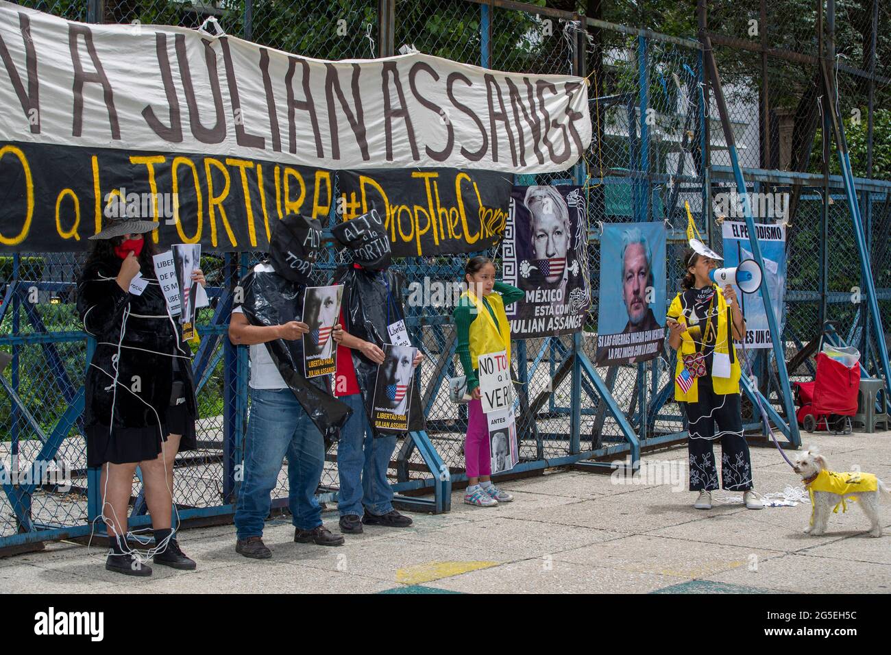 Mexiko-Stadt, Mexiko, 26. Juni 2021. Ein Demonstrator hält ein Plakat, während eines Protestes, um Freiheit für den australischen Journalisten und Aktivisten Julian Assange außerhalb der US-Botschaft in Mexiko zu fordern. Der WikiLeaks-Gründer Julian Assange wurde verhaftet, weil er Tausende vertraulicher Dokumente und andere Beweise für Kriegsverbrechen der Regierung der Vereinigten Staaten gegen den Irak und Afghanistan verbreitet hatte. Quelle: Ricardo Flores/Eyepix Group/Alamy Live News Stockfoto