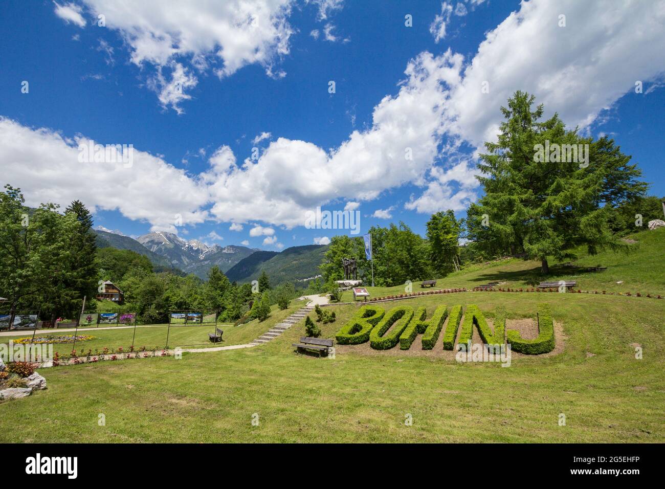 Bild eines Schildes mit dem Namen bohinj am Eingang zum Nationalpark Triglav in Ribcev Laz, Slowenien. Es ist ein beliebtes Ziel für die Natur in Stockfoto