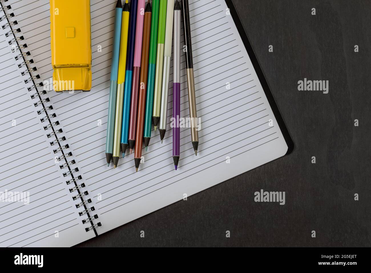 Zurück zur Schule. Schulbedarf auf dunklem Hintergrund Stockfoto