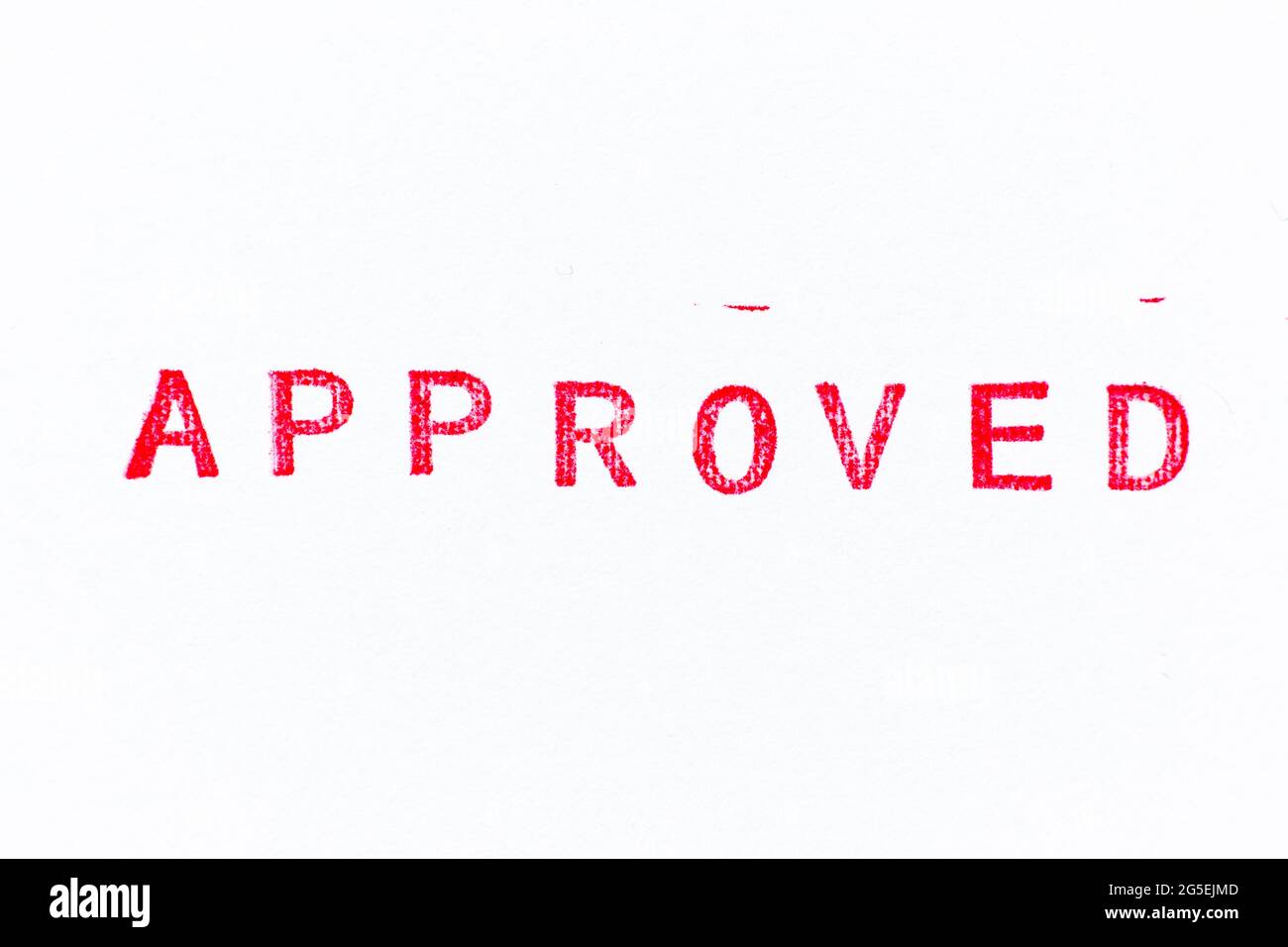Roter Gummistempel in Wort genehmigt auf weißem Papierhintergrund Stockfoto
