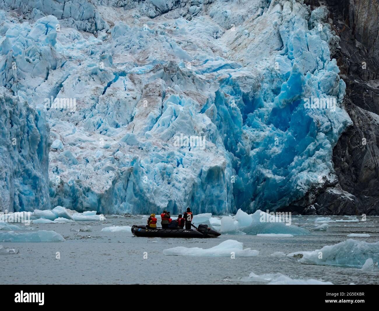 Die Erkundung des kiturigen Gletschers des South Sawyer Gletschers im Tierkreis im Tracy Arm Wildnisgebiet, Tongass National Forest, Alaska, USA Stockfoto