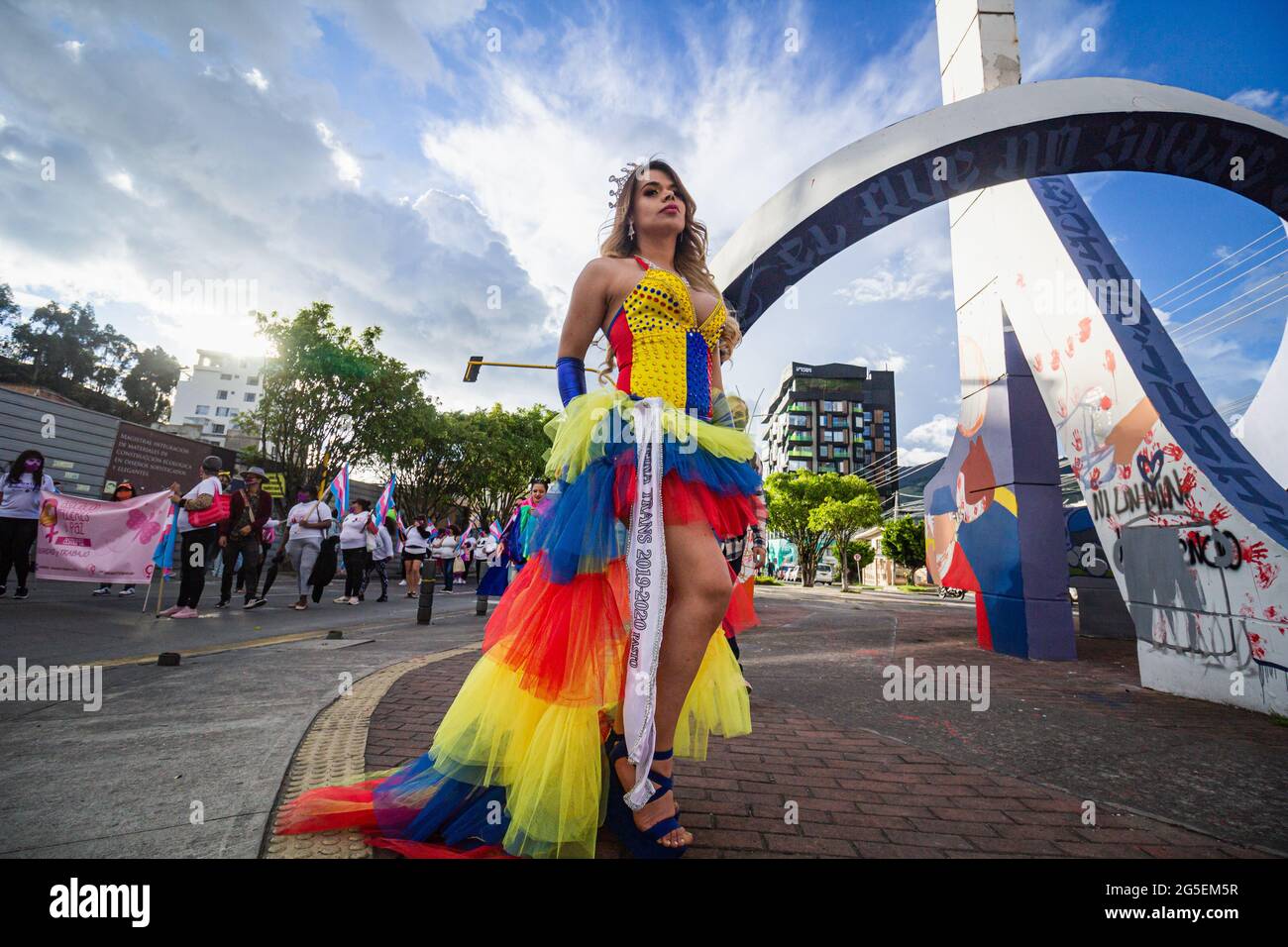 Ein Transfrauen-Mitglied der LGTBQ-Gemeinschaft trägt am 25. Juni 2021 in Pasto, Narino - Kolumbien, ein Kleid mit kolumbianischen Flaggen-Farben während der jährlichen Parade zur Forderung nach LGTBQ-Rechten in Kolumbien. Stockfoto