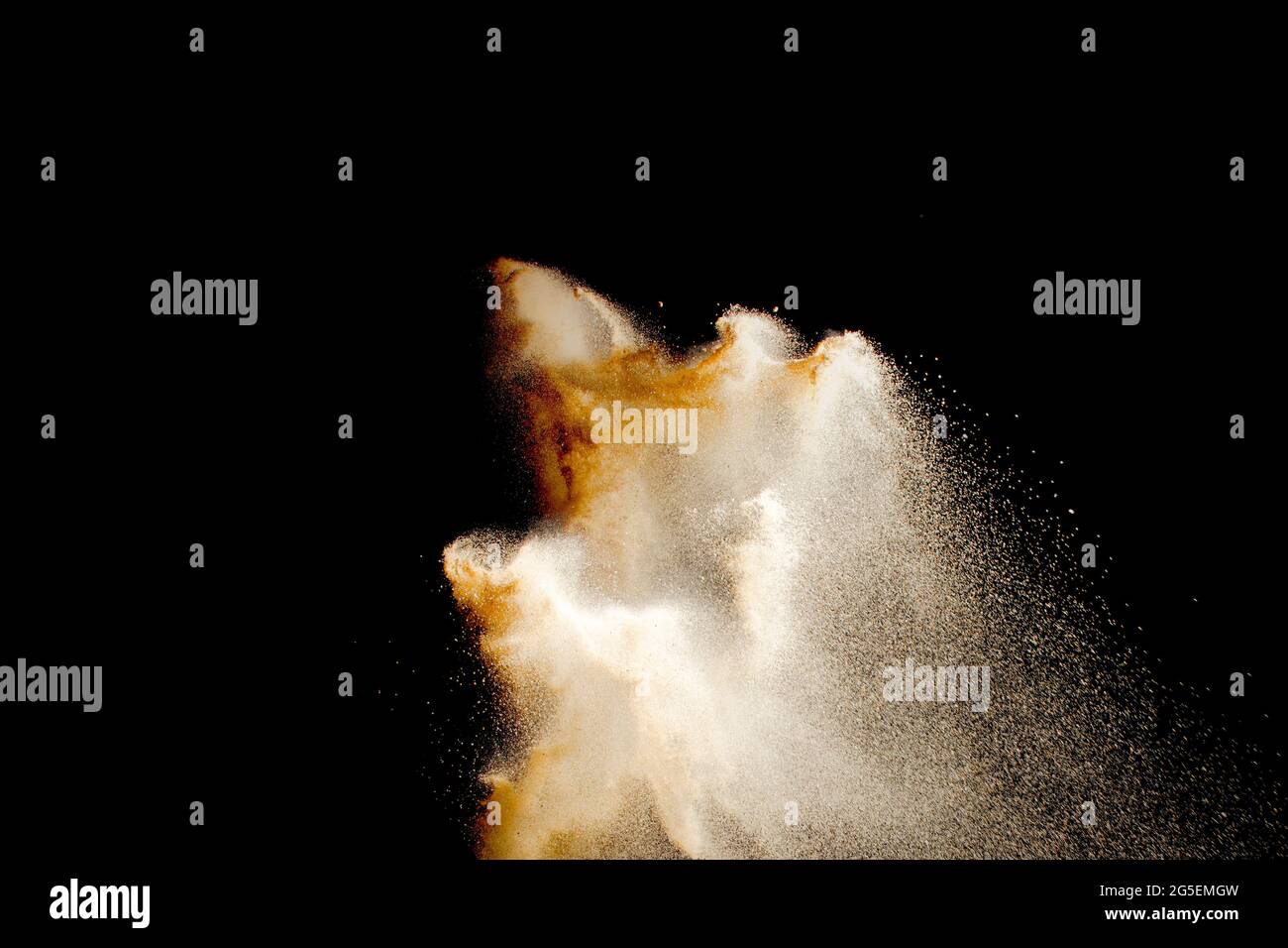 Braune Farbe Sand Spritzer vor schwarzem Hintergrund. Stockfoto