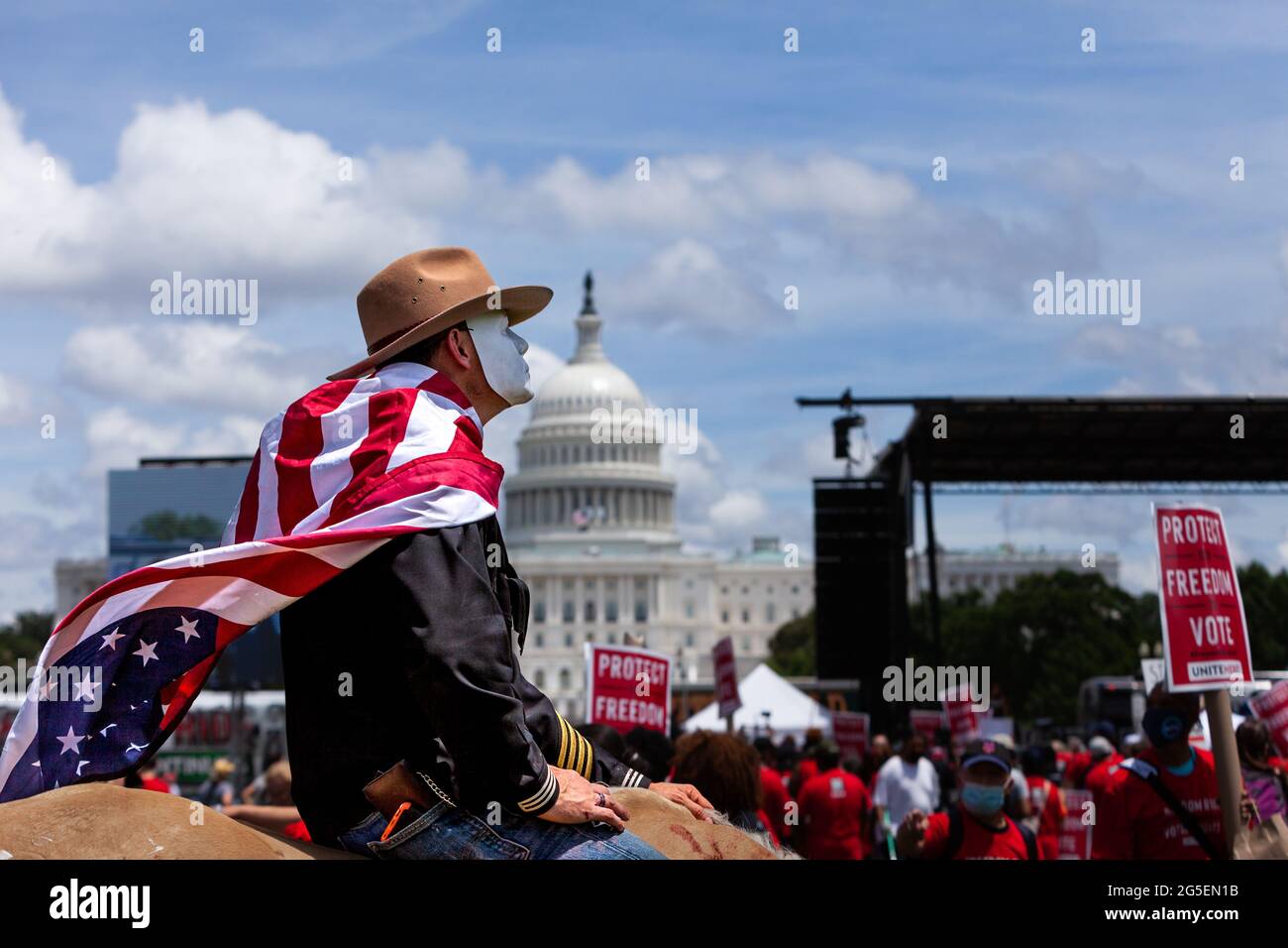 Washington, DC, USA, 26. Juni 2021. Im Bild: Ein Veteran der Marine gehört zu einer Gruppe aus Nebraska, die Pferde in die National Mall gebracht hat, um auf die ungerechte Behandlung von Leonard Peltier bei einem Event zum Abschluss des Freedom Ride for Voting Rights aufmerksam zu machen. Die Fahrt besuchte mehrere Städte im Süden, um die Wahrung der Stimmrechte zu fördern, da die Republikaner auf Bundesstaatsebene sich bewegt haben, um die Stimmabgabe zu erschweren. Kredit: Allison Bailey / Alamy Live Nachrichten Stockfoto