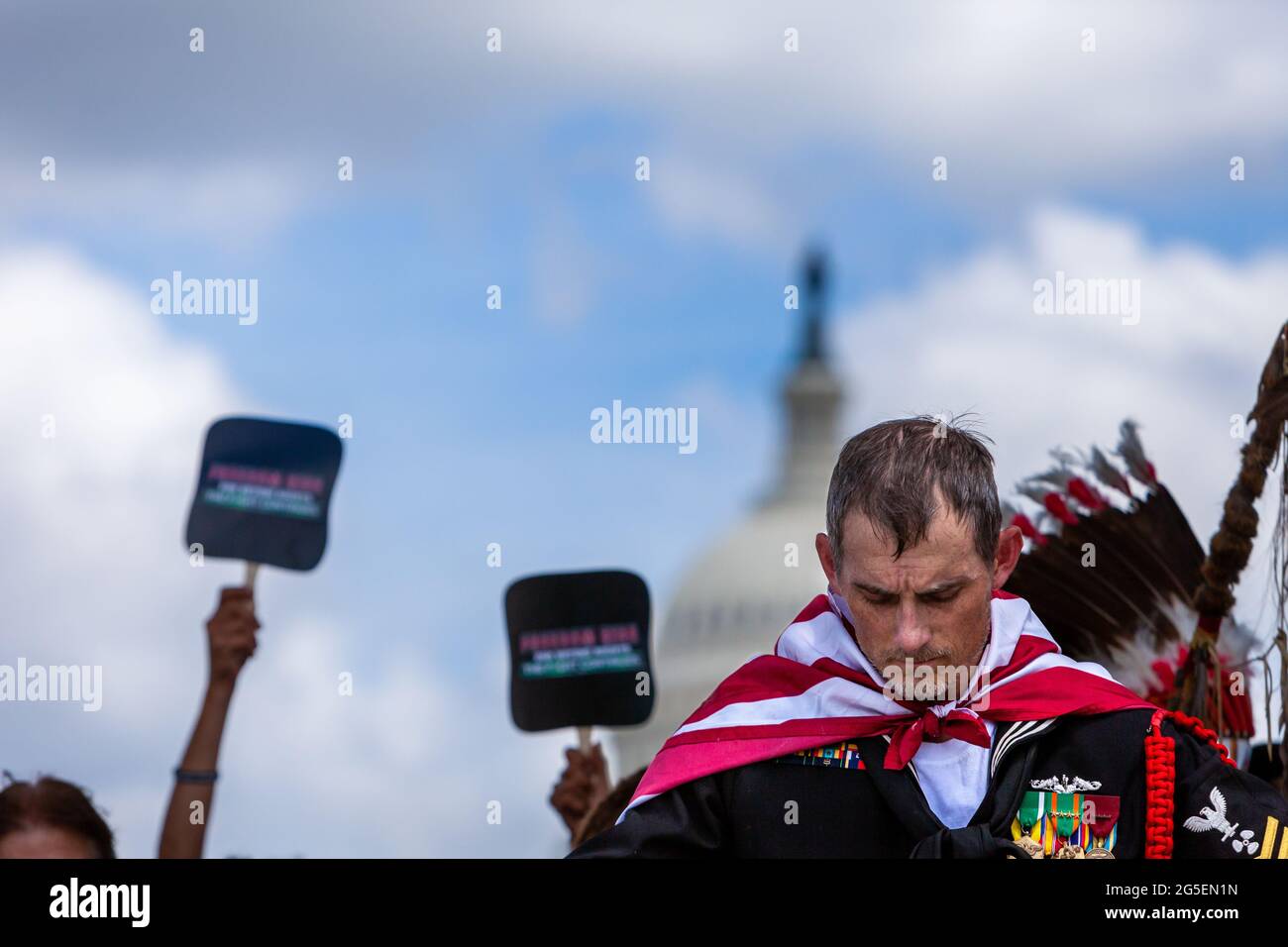 Washington, DC, USA, 26. Juni 2021. Im Bild: Ein Veteran der Marine drapierte auf der Bühne eine amerikanische Flagge bei einer Veranstaltung zum Abschluss des Freedom Ride for Voting Rights, um ihre Vertreter auf Gerechtigkeit für Peltier zu drängen. Die Fahrt besuchte mehrere Städte im Süden, um die Wahrung der Stimmrechte zu fördern, da die Republikaner auf Bundesstaatsebene sich bewegt haben, um die Stimmabgabe zu erschweren. Kredit: Allison Bailey / Alamy Live Nachrichten Stockfoto