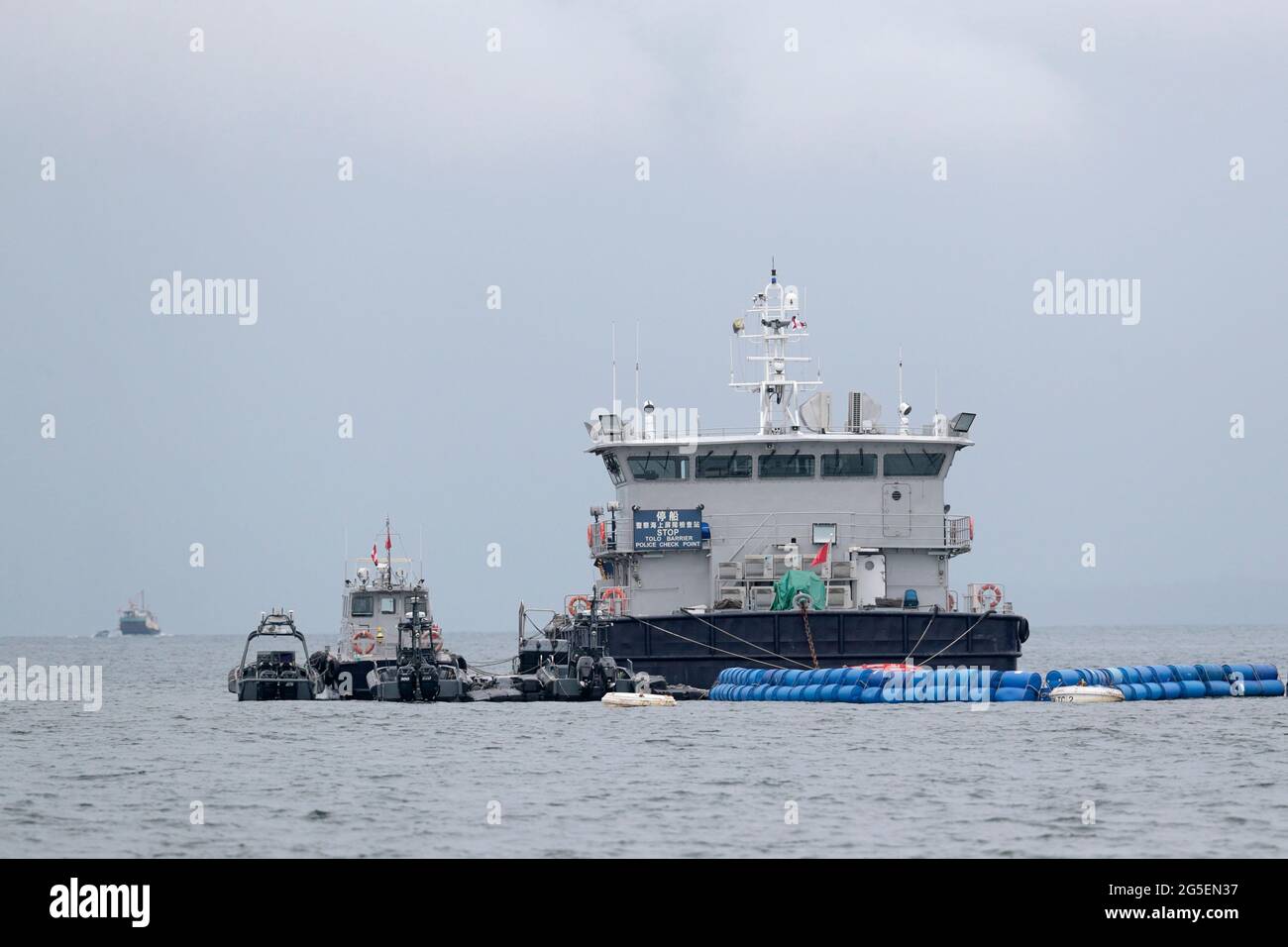 „Tolo Barrier“ - Ansicht von Polizeikahn und Schmuggelsperre, Tolo Harbour, nordöstlich von Hongkong, China 25. Juni 2021 Stockfoto