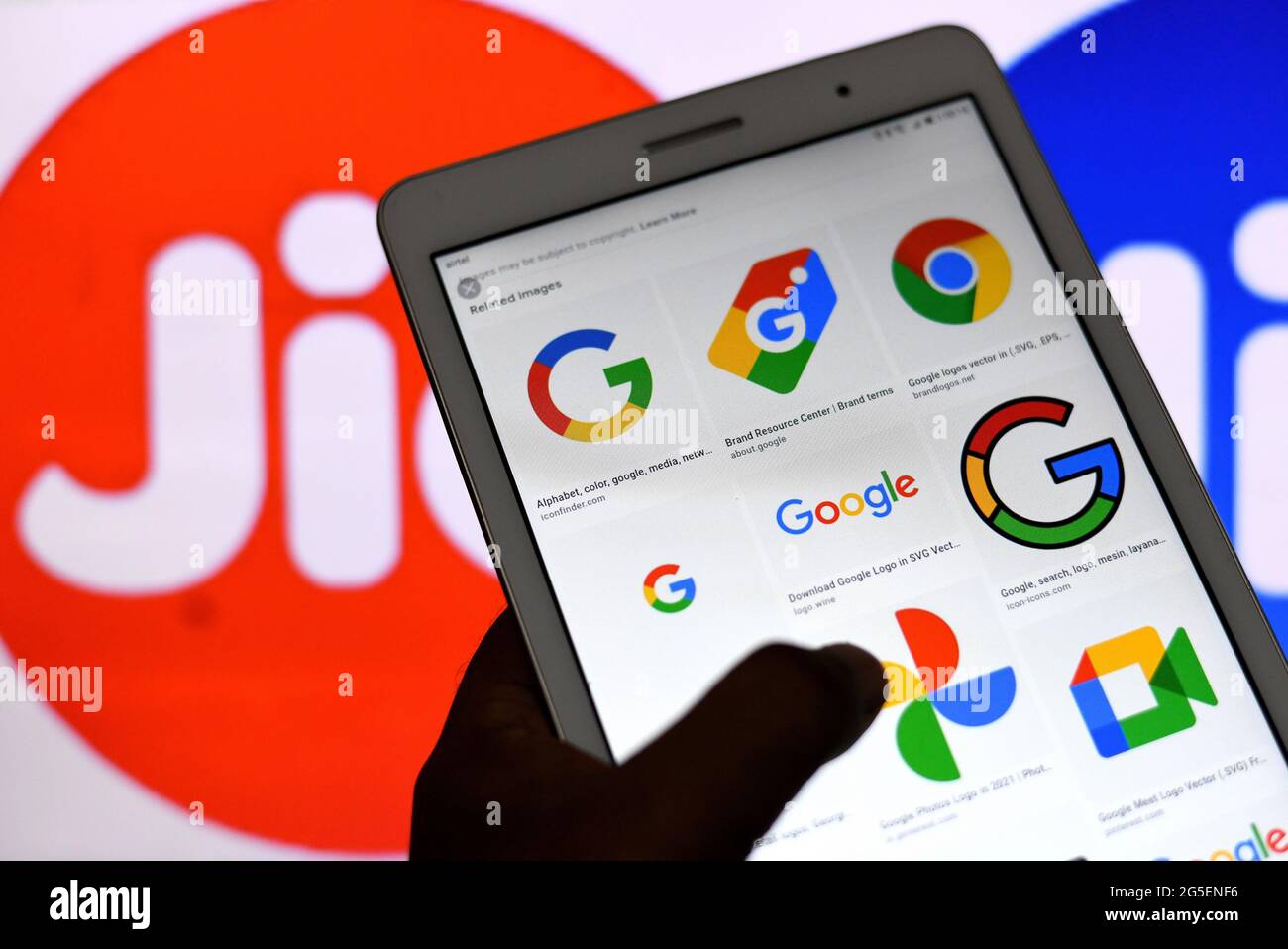 Indien. Juni 2021. In dieser Fotolabbildung werden die Google-Logos auf einem Android-Telefon mit einem Reliance Jio-Logo im Hintergrund angezeigt. (Foto: Avishek das/SOPA Images/Sipa USA) Quelle: SIPA USA/Alamy Live News Stockfoto