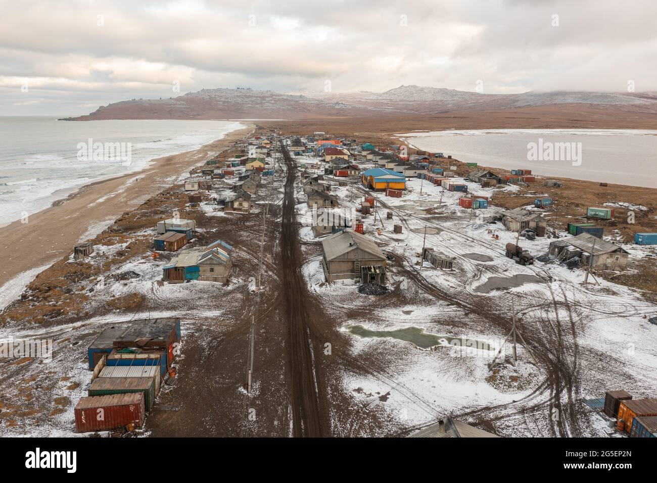 Enurmino, Tschukotka autonomer Bezirk, Russland - 14. Oktober 2020: Nördliches Dorf am Ufer des Tschuktschen Meeres. Stockfoto