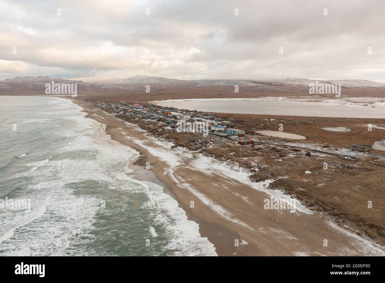 Enurmino, Tschukotka autonomer Bezirk, Russland - 14. Oktober 2020: Nördliches Dorf am Ufer des Tschuktschen Meeres. Stockfoto