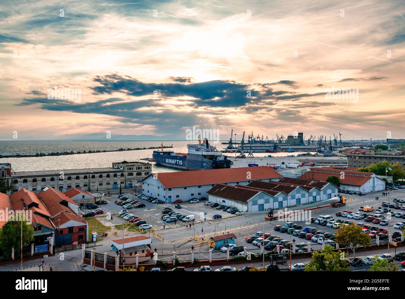 Thessaloniki, Griechenland - 6 2017. Oktober: Blick auf den Hafen der Stadt am Abend. High-Angle-Ansicht. Stockfoto