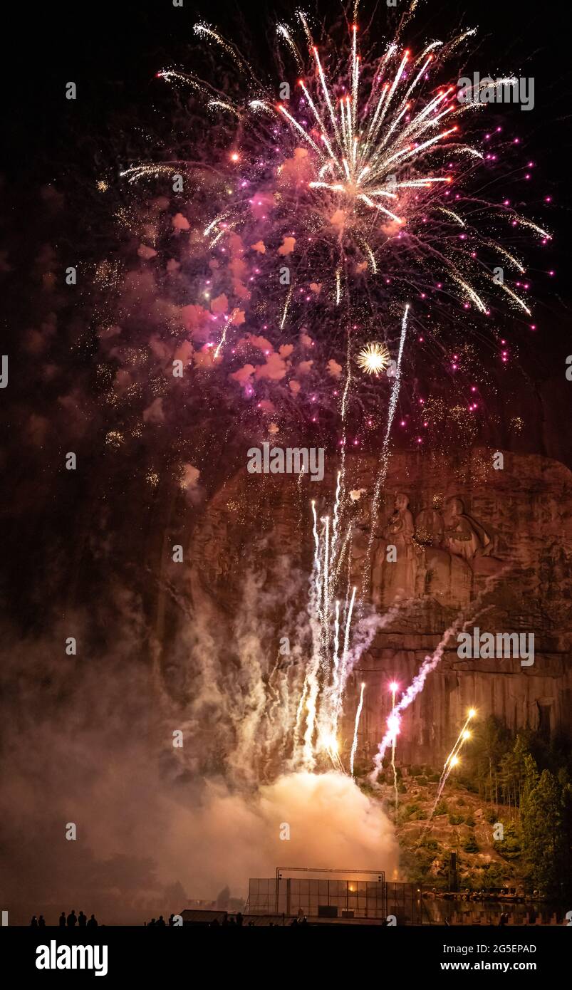 Spektakuläres Sommerfeuerwerk während der Lasershow im Stone Mountain Park in Atlanta, Georgia. (USA) Stockfoto