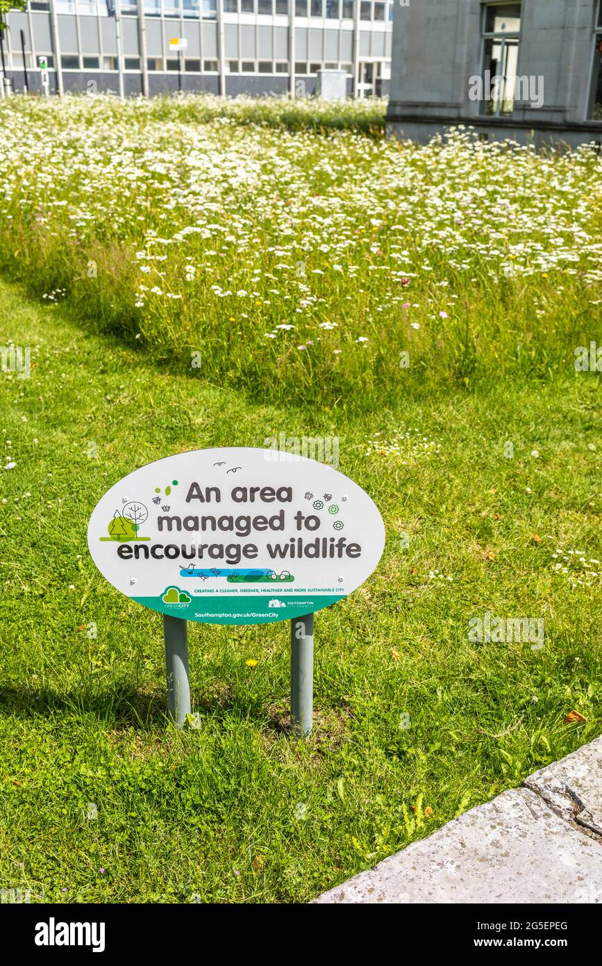 „ein Gebiet hat es geschafft, die Tierwelt zu fördern“-Schild im Stadtzentrum von Southampton, Hampshire, England, Großbritannien Stockfoto