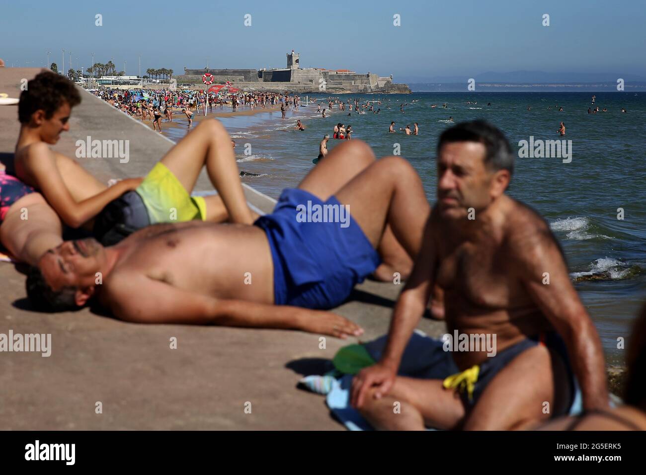Cascais, Portugal. Juni 2021. Die Menschen genießen sich am Strand von Carcavelos in Cascais, Portugal, 26. Juni 2021. Quelle: Petro Fiuza/Xinhua/Alamy Live News Stockfoto