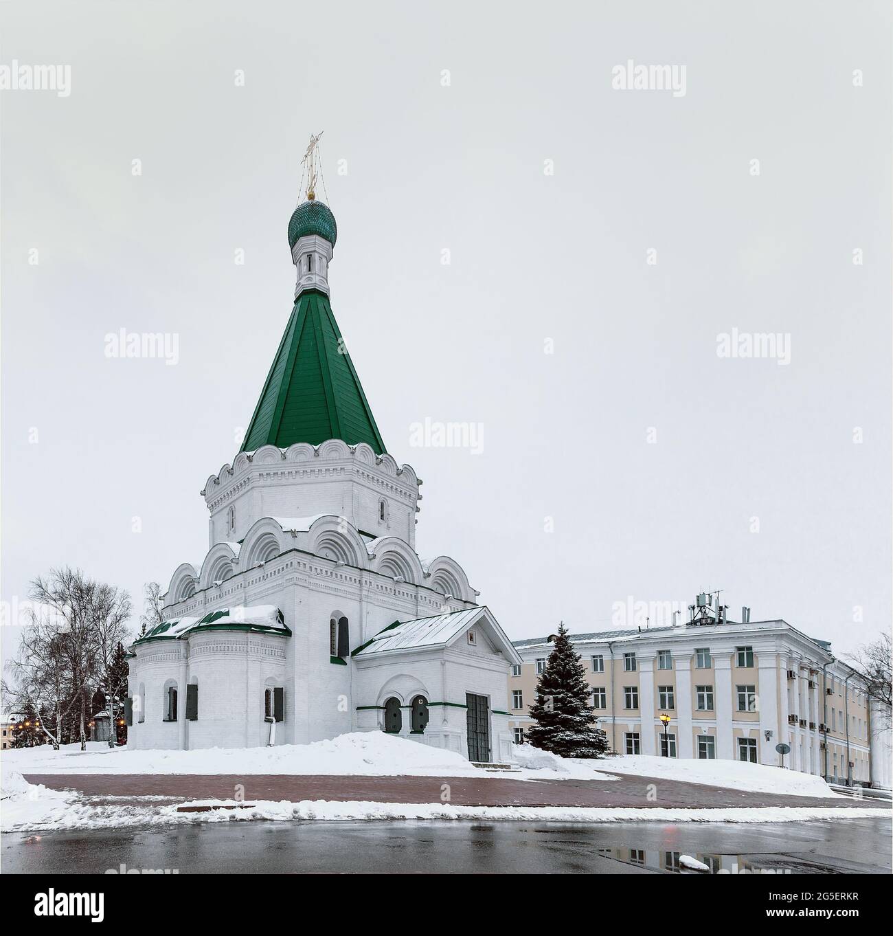 Michael the Archangel Cathedral. Der Kreml ist eine Festung im historischen Stadtzentrum von Nischni Nowgorod in Russland. Winter. Stockfoto