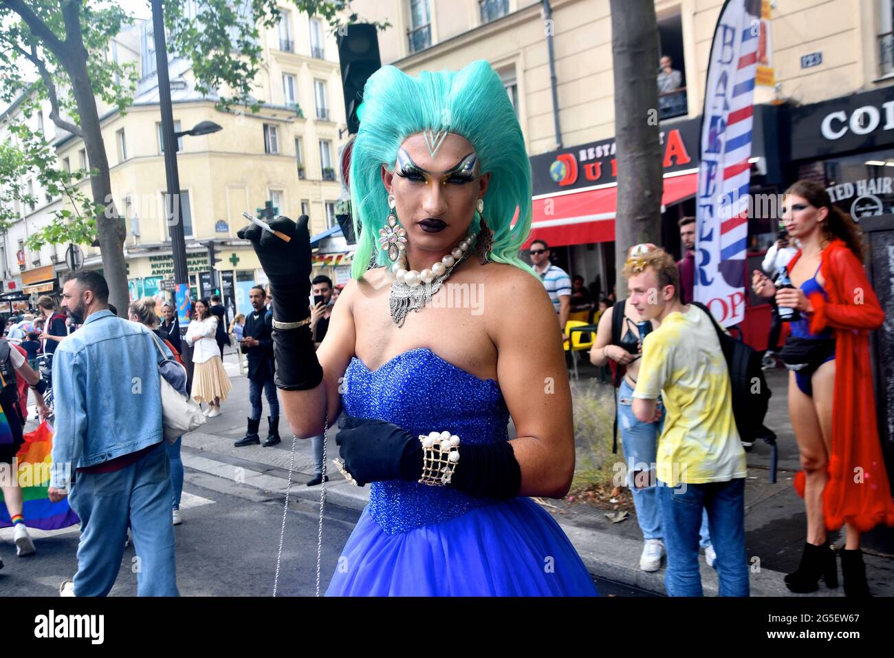 Paris Frankreich Juni 2021 Tausende Von Menschen Nehmen An Der Paris Gay Pride Parade 2021 Teil Vor Ort Als Marche Des Fiertes Lgbtq Bekannt Begann Sie Um 15 00 Uhr Von Der Kirche