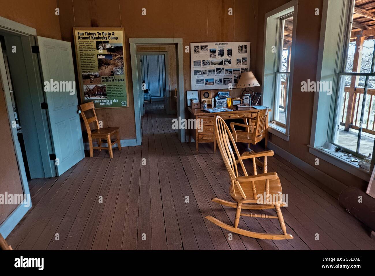 Innenraum der erhaltenen Museumshütte Kentucky Camp, Sonoita, Arizona, USA Stockfoto