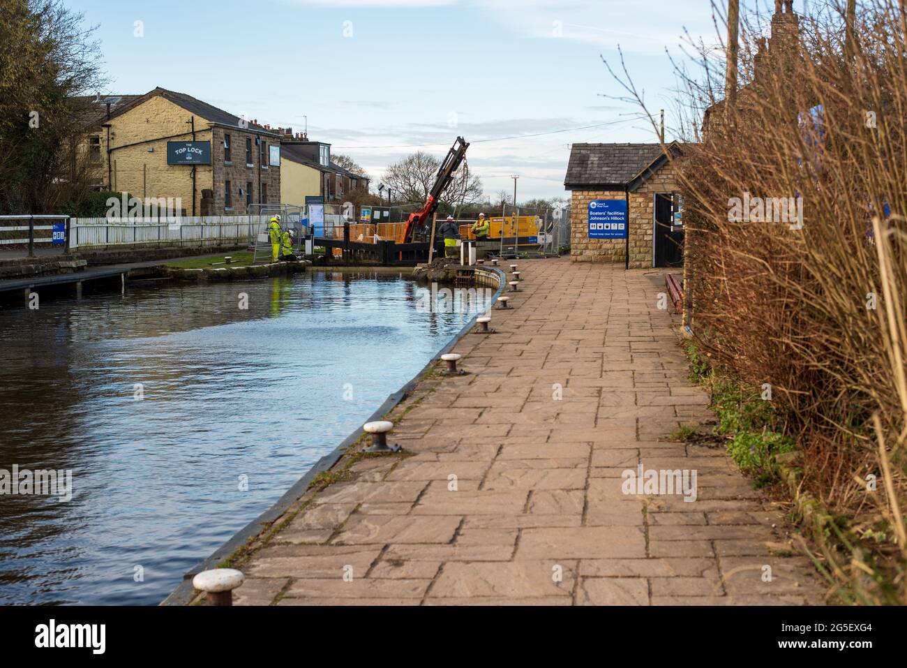 Ingenieurarbeiten am Canal and River Trust, die Schleusentore am Leeds Liverpool Kanal ersetzen Stockfoto