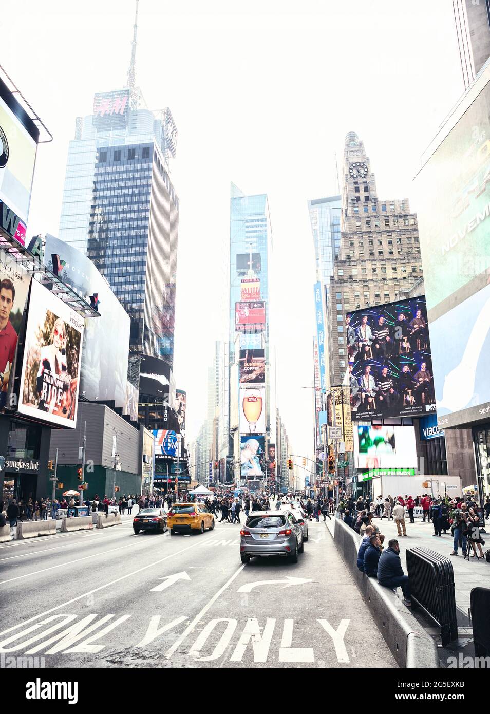 New York City, Vereinigte Staaten - 2. November 2017: Manhattans Blick auf die 7th Avenue. Getöntes Bild Stockfoto