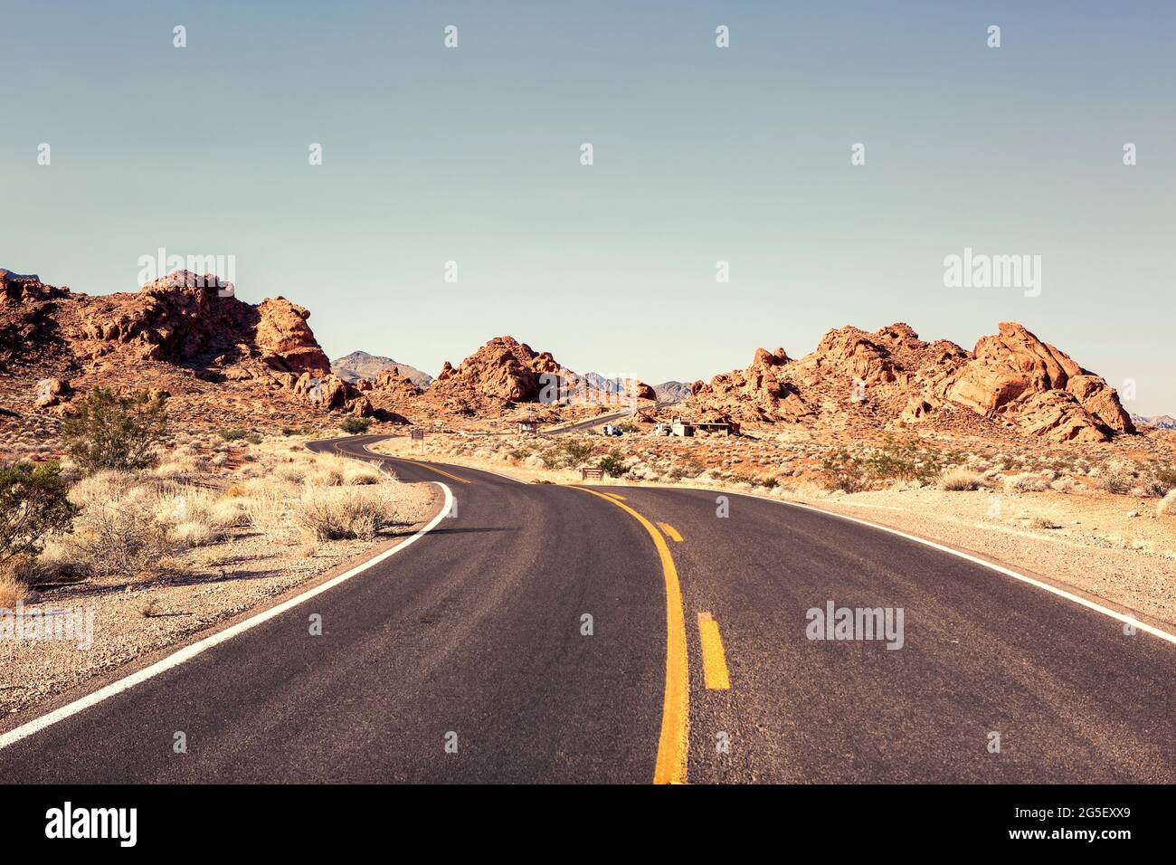 Kurvenreiche Straße durch die Wüstenlandschaft. White Domes Road (Mouse’s Tank Road) in der Nähe des Valley of Fire State Park, Nevada, USA. Getöntes Bild Stockfoto