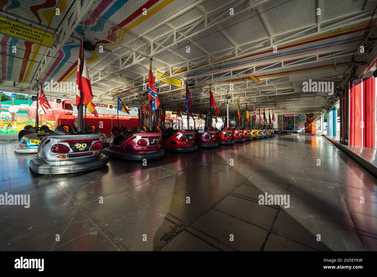 Unnütze Stoßfänger Autos Flatride Attraktion in einem Vergnügungspark in Norditalien Stockfoto