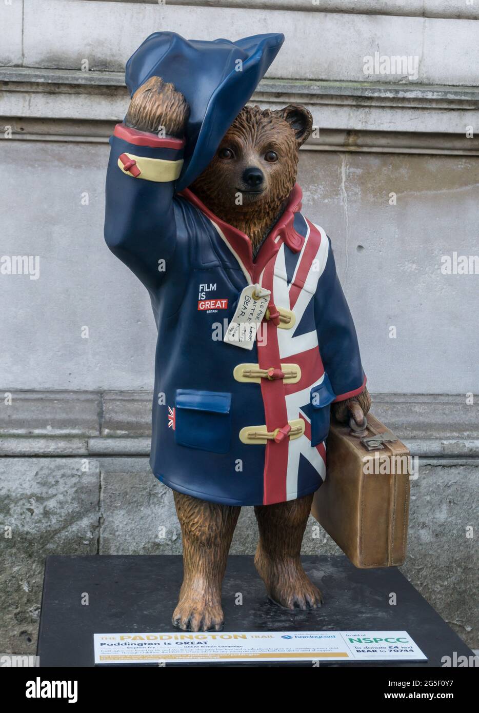 Paddington ist eine großartige Fiberglas-Skulptur des Paddington Bear, die 2014 von Stephen Fry in Downing Street, Whitehall, London, England entworfen wurde Stockfoto