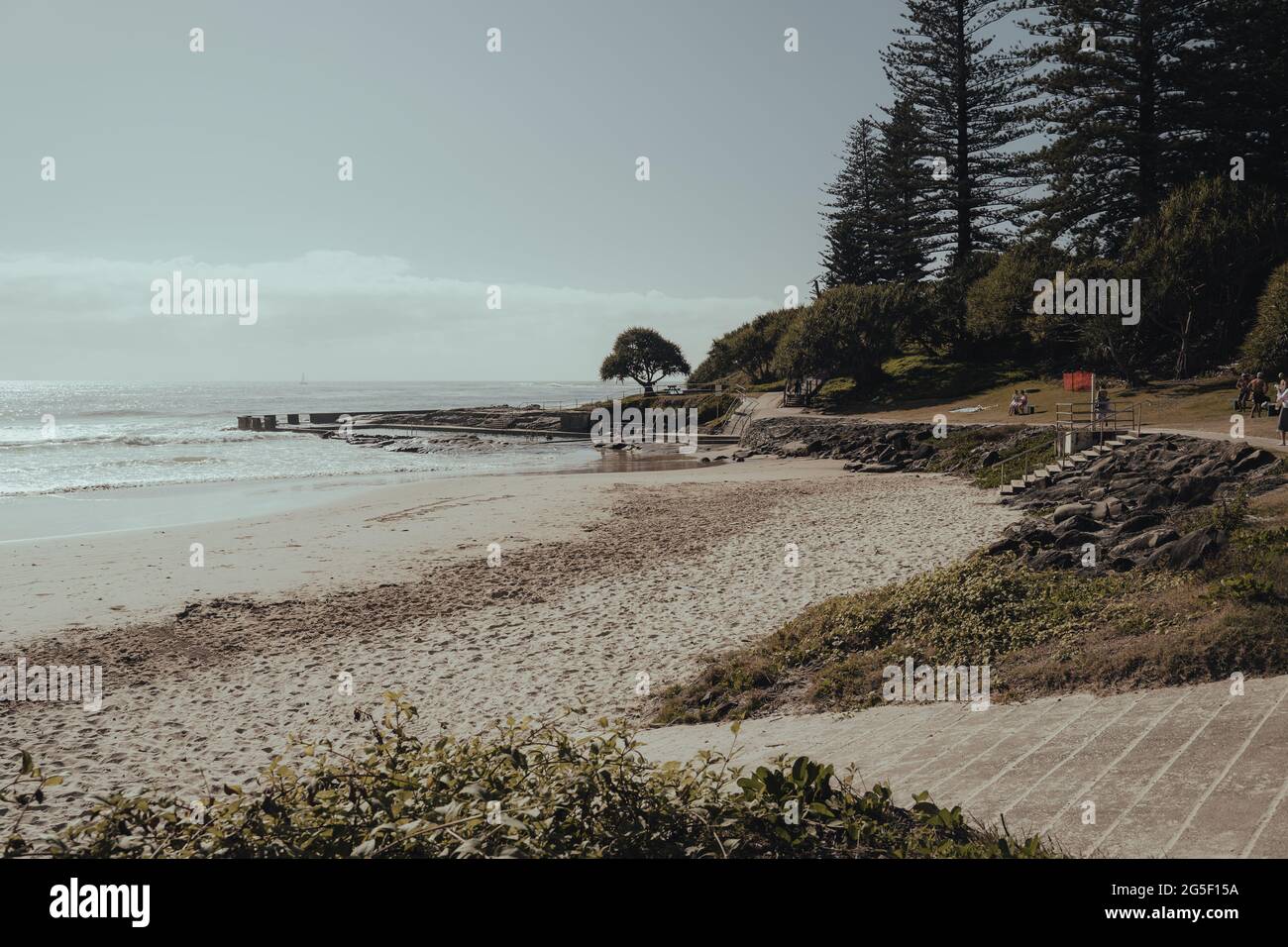 Yamba Beach und Ocean Pool gleich nach Sonnenaufgang. Stockfoto