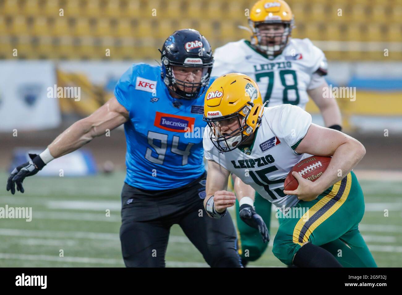 Polen. Juni 2021. European League of Football: Panthers Wroclaw (blaue Shirts) vs Leipzig Kings (weiße Shirts) im Olympiastadion in Breslau, Polen am 26. Juni 2021 im Bild: Tom Van Duijn (15) mit Ball, Karlis Brauns (94) Credit: Piotr Zajac/Alamy Live News Stockfoto