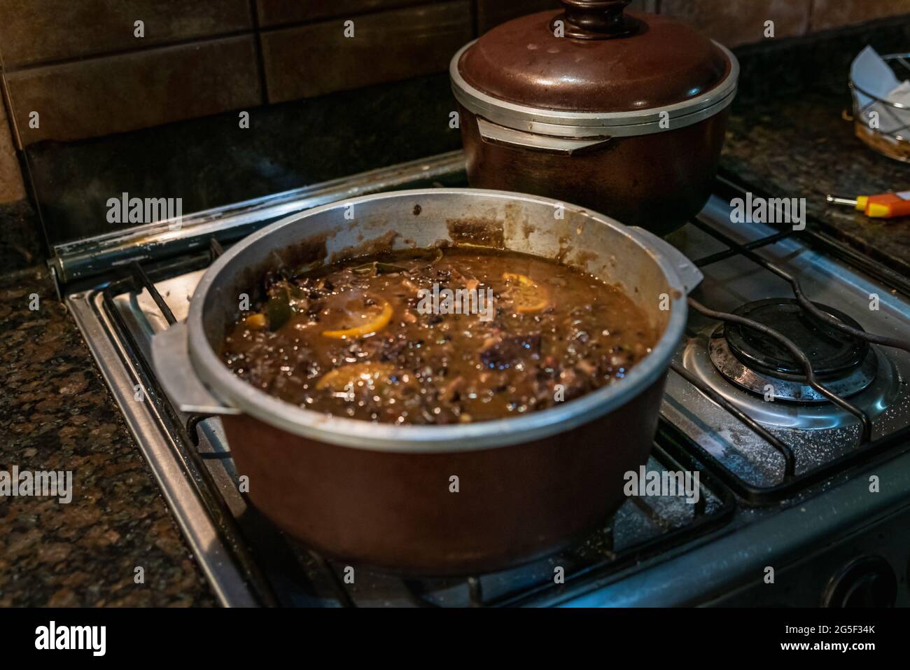 Feijoada (Bohneneintopf) – traditionelle brasilianische Küche (trockenes Rindfleisch, Kohl, Orange, Reis, Bohnen) Stockfoto