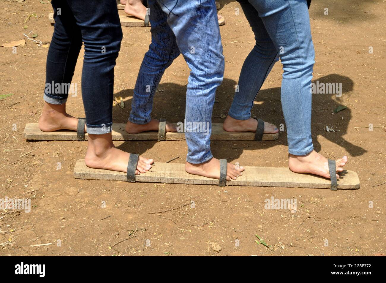 Bakiak Race - Bakiak ist die langen Sandalen aus Holz, die beim Unabhängigkeitswettbewerb Indonesiens verwendet werden Stockfoto