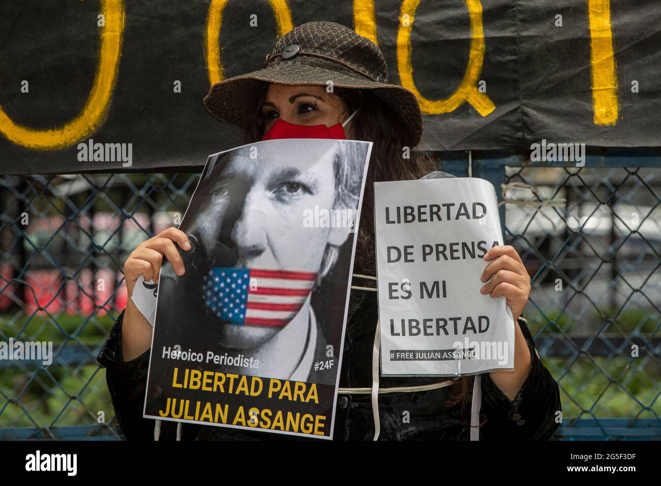 Ein Demonstrator hält ein Plakat, während eines Protestes, um Freiheit für den australischen Journalisten und Aktivisten Julian Assange außerhalb der US-Botschaft in Mexiko zu fordern. Der WikiLeaks-Gründer Julian Assange wurde verhaftet, weil er Tausende vertraulicher Dokumente und andere Beweise für Kriegsverbrechen der Regierung der Vereinigten Staaten gegen den Irak und Afghanistan verbreitet hatte. Am 26. Juni 2021 in Mexiko-Stadt, Mexiko. Foto von Ricardo Flores/Eyepix/ABACAPRESS.COM Stockfoto