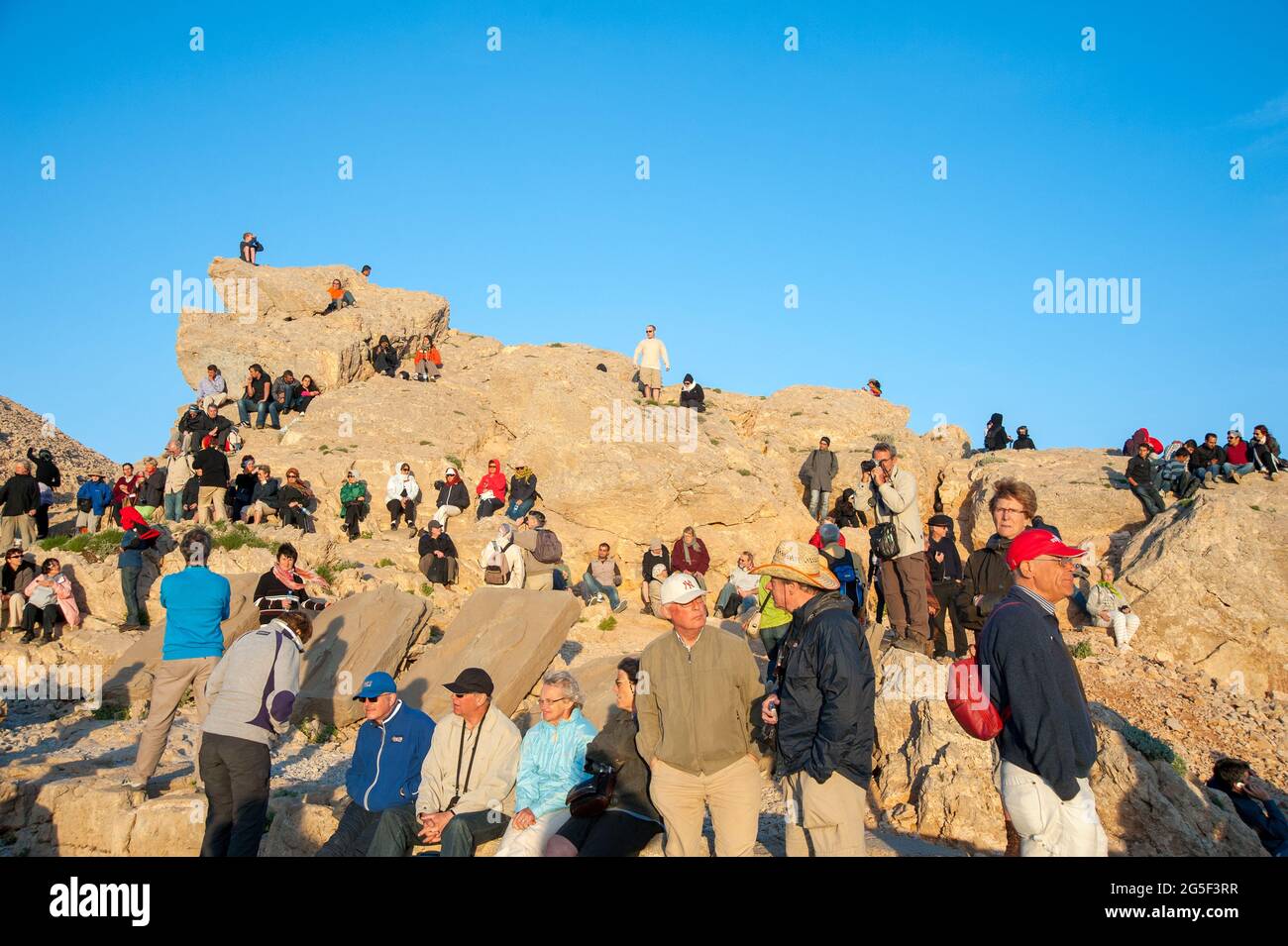 Adiyaman, Türkei - 06-29-2010: Nemrut Mountain, Adiyaman, Türkei. Einheimische und ausländische Touristen beobachten den Sonnenaufgang und gehen zum Berghang, um die zu sehen Stockfoto