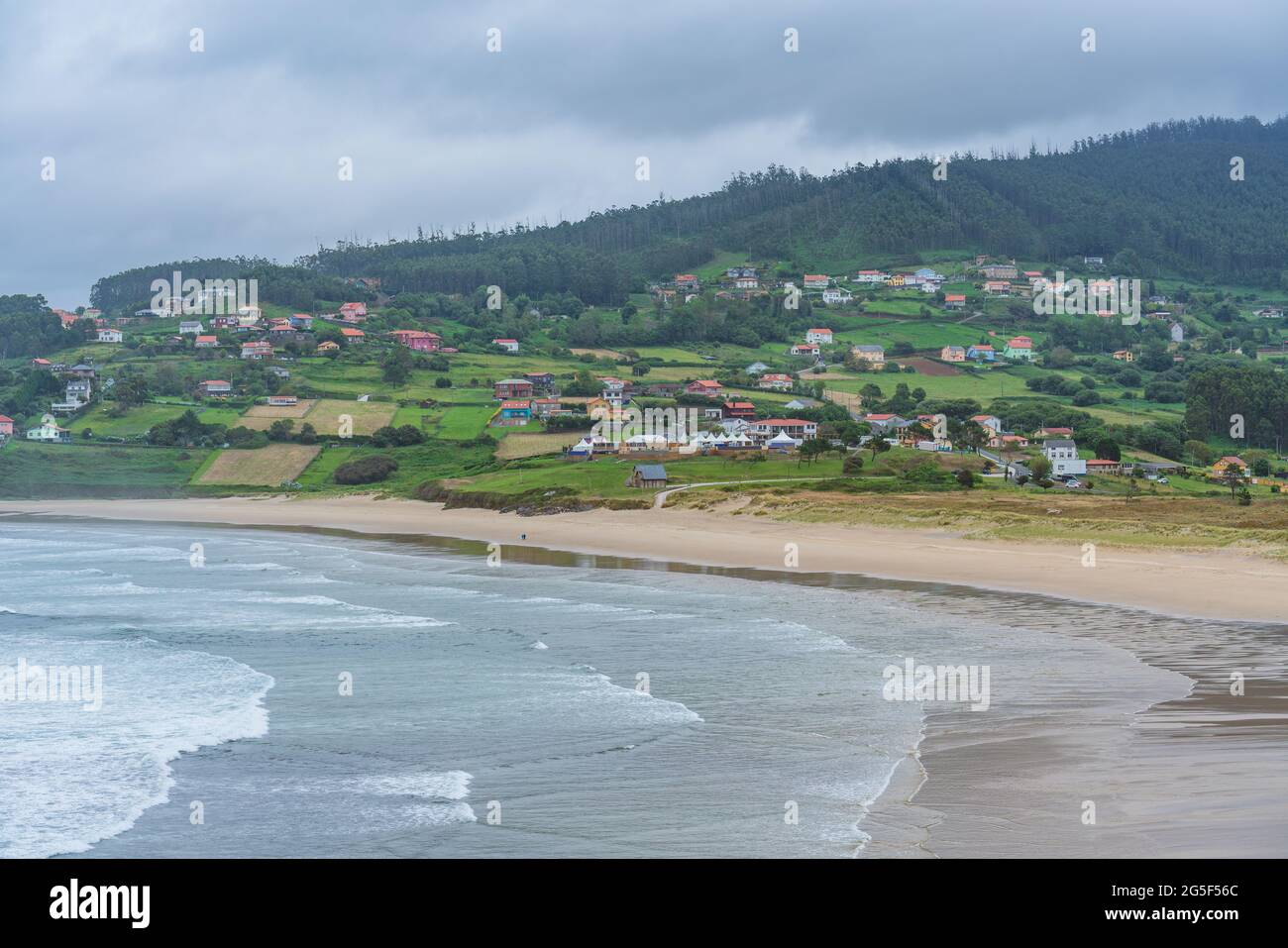 Pantin Beach, berühmter Surfstandort im Nordwesten Spaniens. Stockfoto