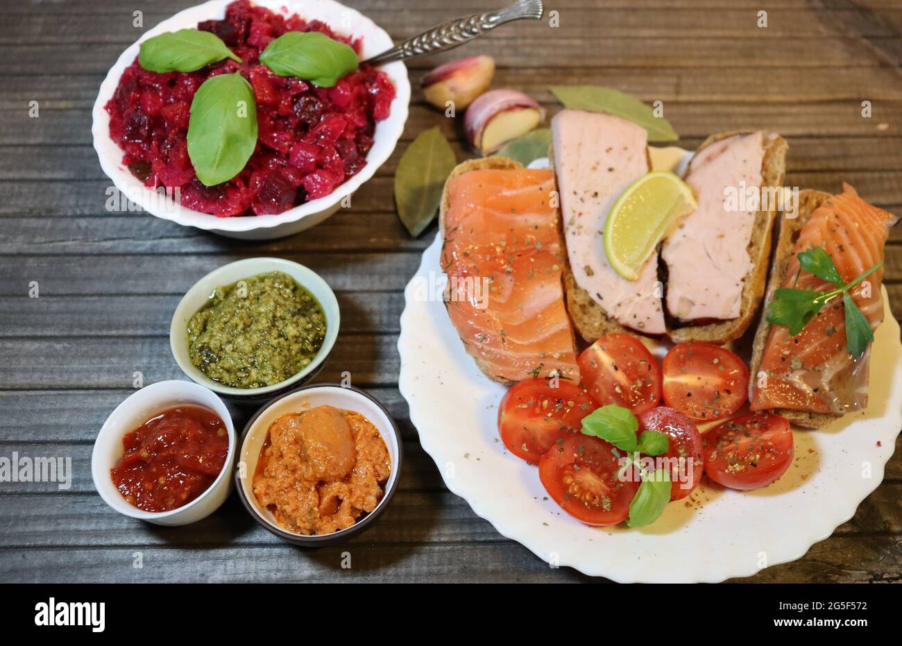 Leichtes Frühstück, Sandwiches und grüne Pesto-Sauce Stockfoto