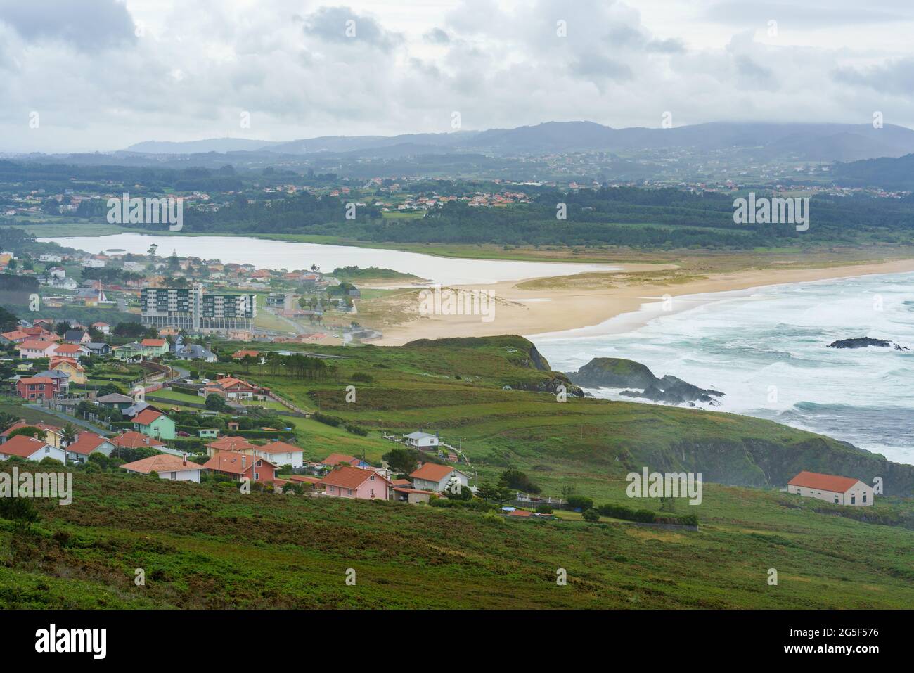 Blick auf den Strand von Frouxeira oder Valdoviño in DER Provinz A Coruña, Galizien, Spanien. Atlantischer Ozean. Stockfoto