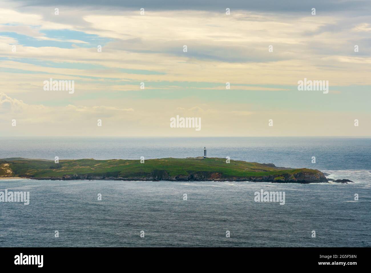 Leuchtturm Punta da Frouxeira, Vorgebirge an der spanischen Atlantikküste. Galicien, Spanien Stockfoto