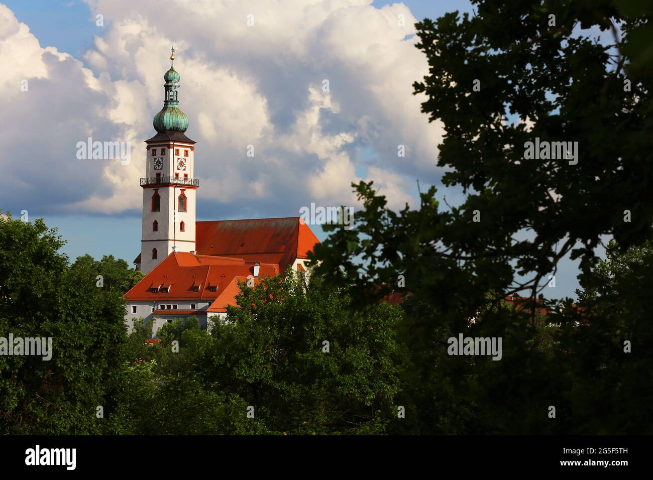 Bayern, Oberpfalz, Kirche, Mystische Lichtstimmung am Wolkenhimmel über Kirchturm und Kirche in Sulzbach-Rosenberg bei Amberg Stockfoto