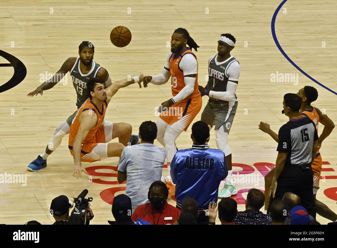 Phoenix Suns Stürmer Dario Saric (20) wird vom Los Angeles Clippers Stürmer Paul George (13) im vierten Quartal in Spiel 4 des Best-of-Seven Western Conference Finals im Staples Center in Los Angeles am Samstag, 26. Juni 2021, gefoult. Die Sonnen besiegten die Clippers 84-80 und führten die Serie 3 an. Foto von Jim Ruymen/UPI Stockfoto