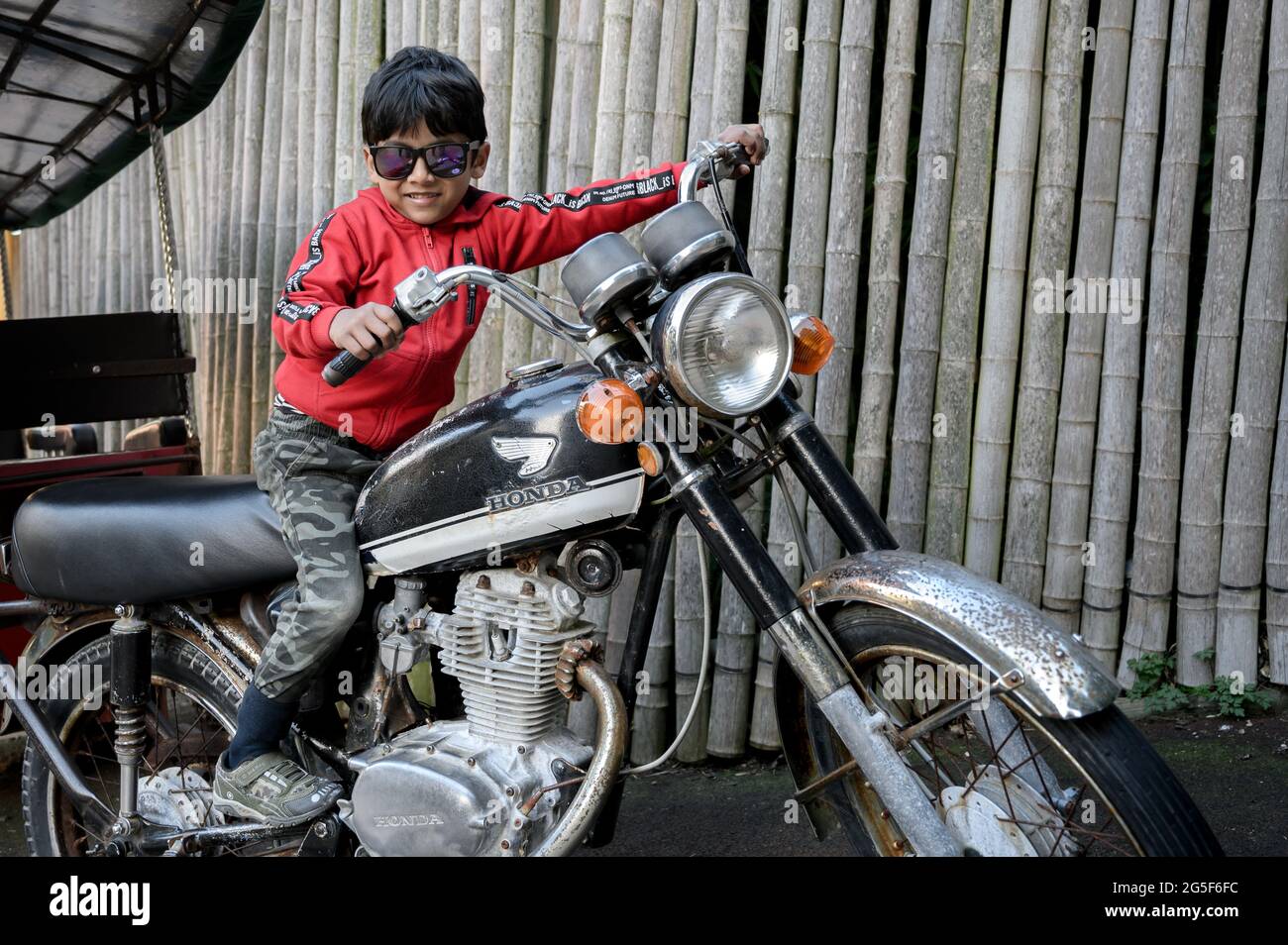 Handsome Kid auf einem Motorrad Stockfoto